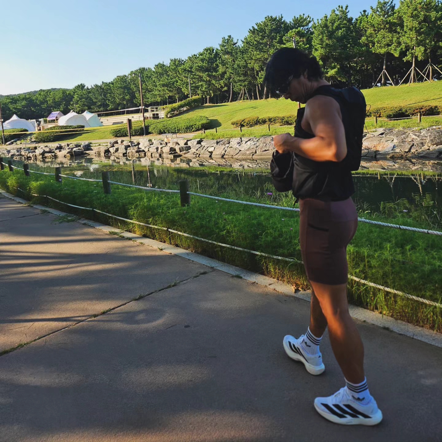 Salomon Active Skin 8 Set Black Metal, (W) Adidas Adizero EVO SL Cloud White Core Black 착용 스타일 - 2