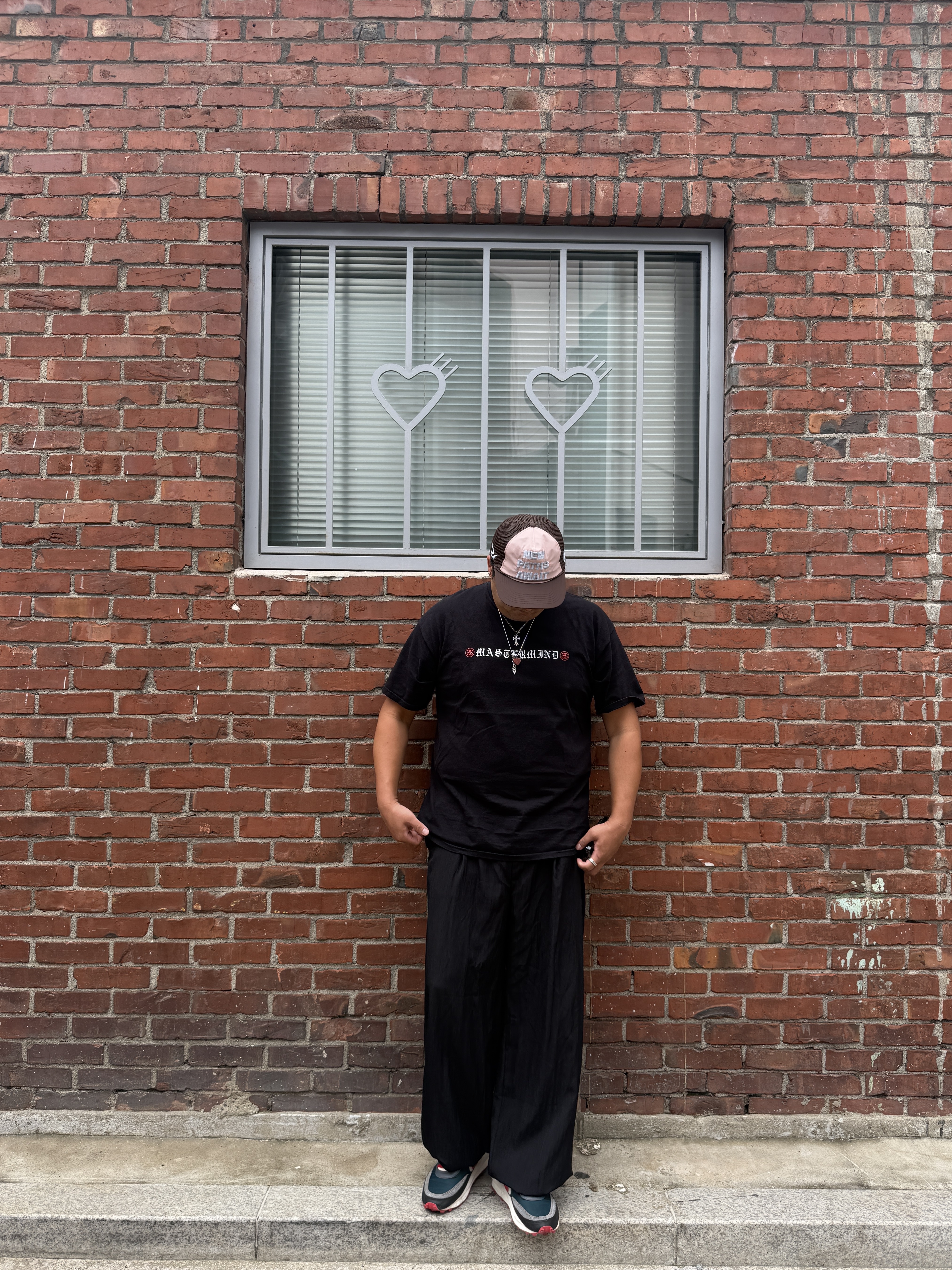 Alex Zono x Woodz New Paths Await Trucker Hat Beige, Nike x Sacai x Undercover LDWaffle Midnight Spruce University Red 착용 스타일 - 1