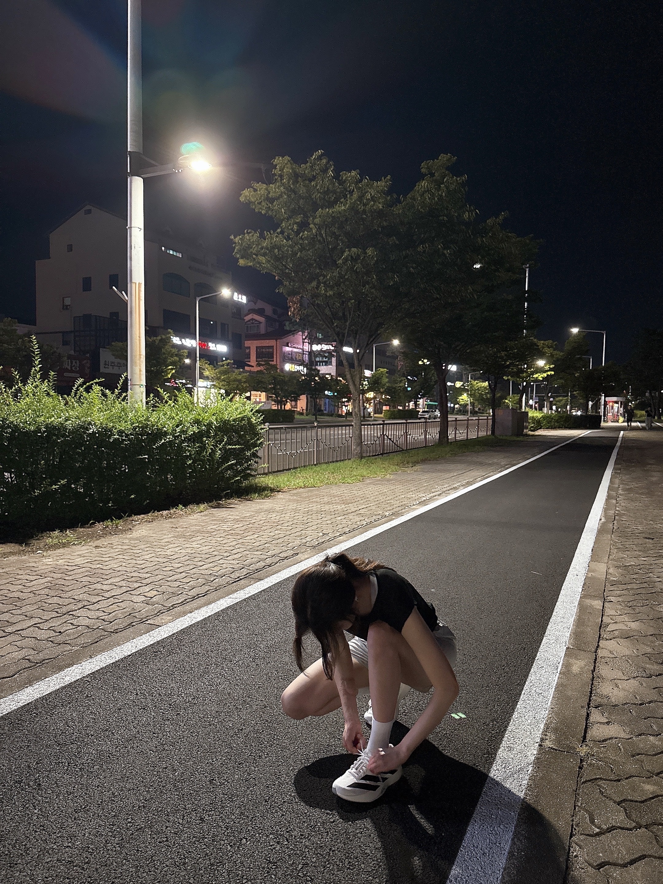 Optimistic Runners Recycled Crop Tank Top Black, Optimistic Runners OR Matte Shorts Grey 착용 스타일 - 3