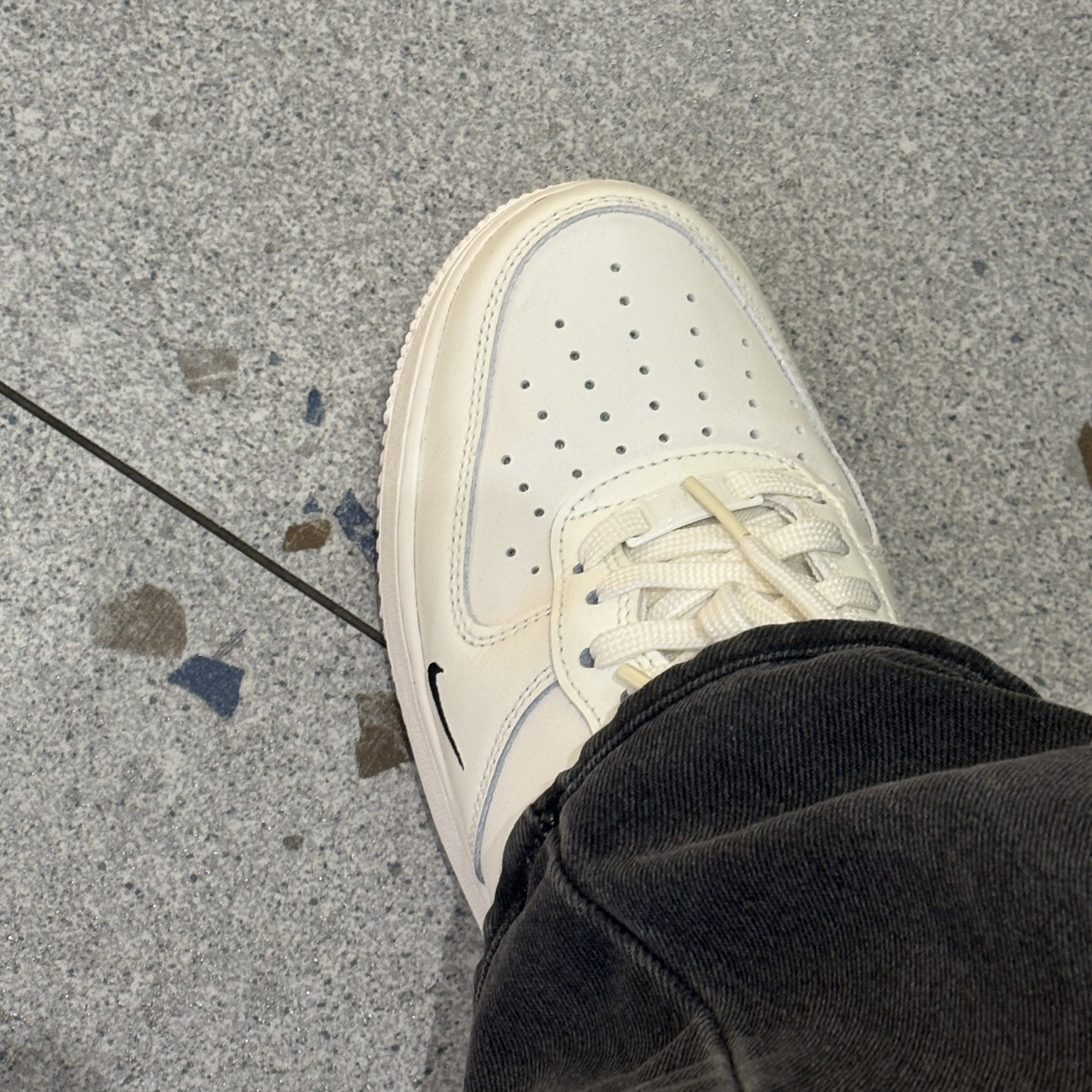 (W) Nike Air Force 1 '07 Essential TRK3 Sail 착용 스타일