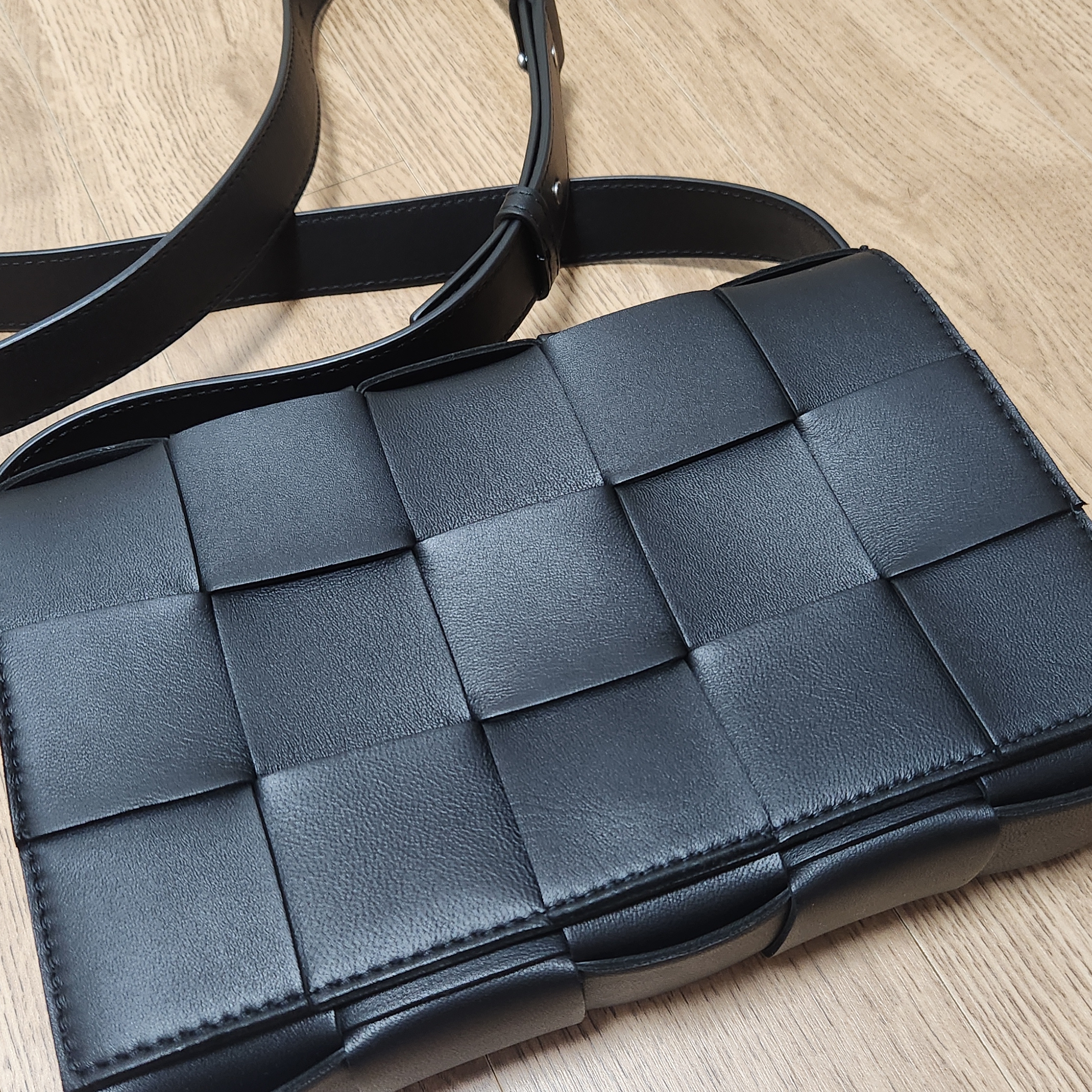 Bottega Veneta Lambskin Leather Cassette Black 착용 스타일 - 3