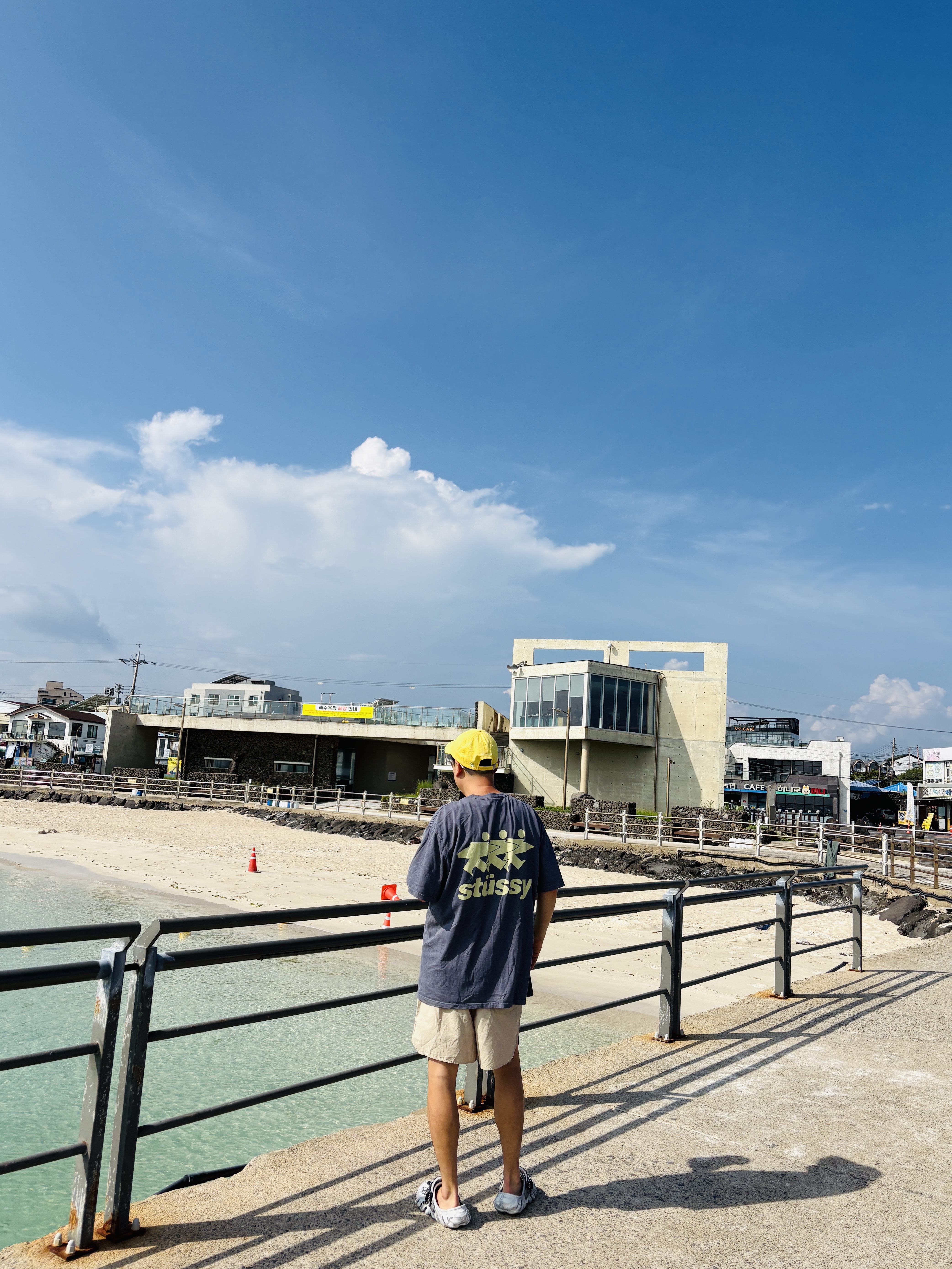 Emis Foot Print Wappen Ball Cap Yellow, Stussy Surfwalk Pigment Dyed T-Shirt Indigo 착용 스타일 - 1