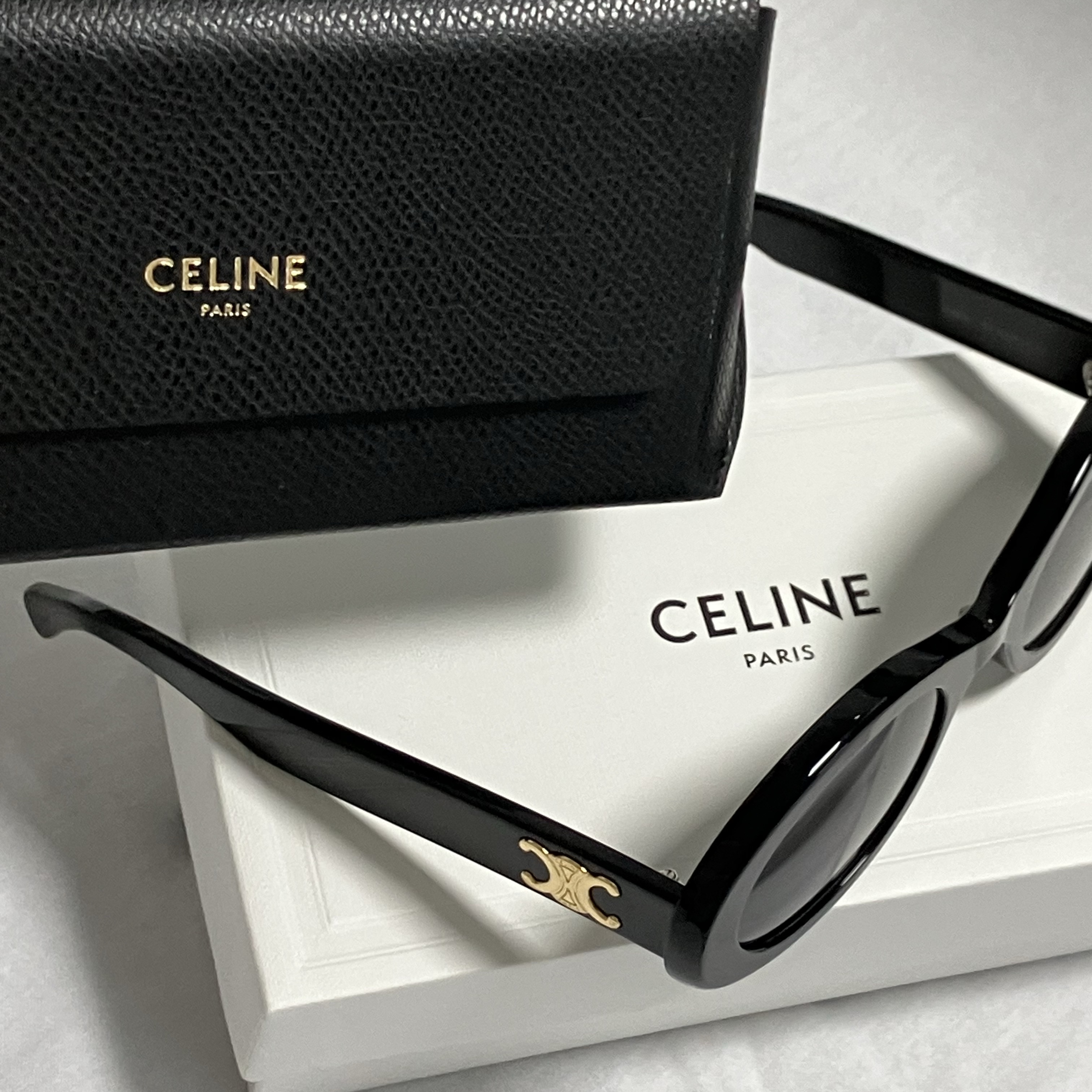 (W) Celine Triomphe 01 Sunglasses in Acetate Black 착용 스타일 - 1