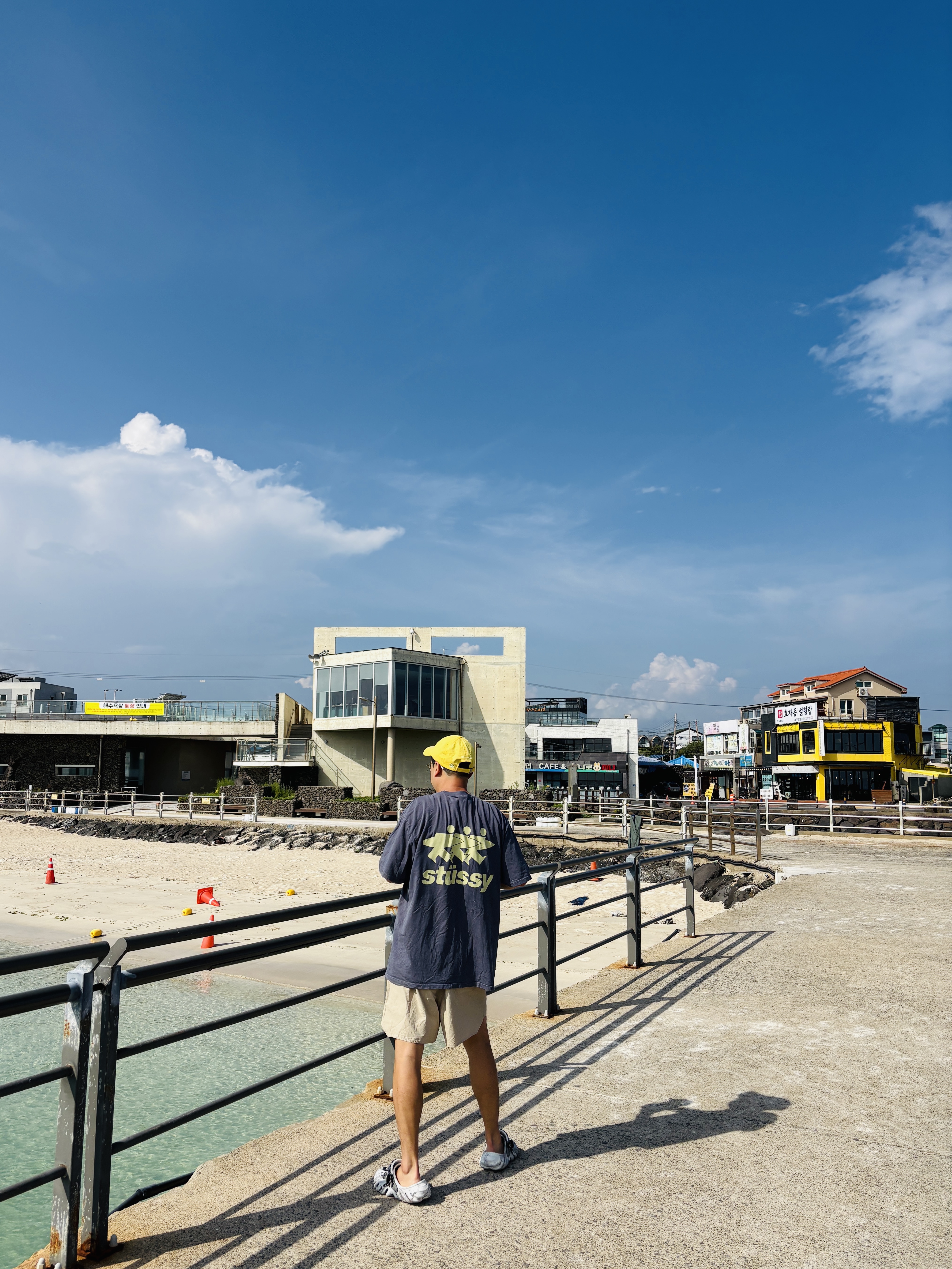 Emis Foot Print Wappen Ball Cap Yellow, Stussy Surfwalk Pigment Dyed T-Shirt Indigo 착용 스타일 - 3