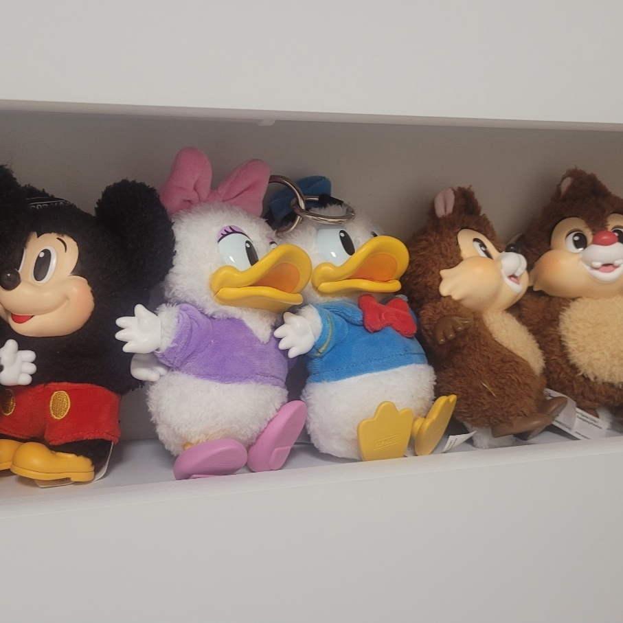 Pop Mart Mickey Family Cute Together Keychain Series Figures Sealed Case (8 Blind Boxes) 착용 스타일