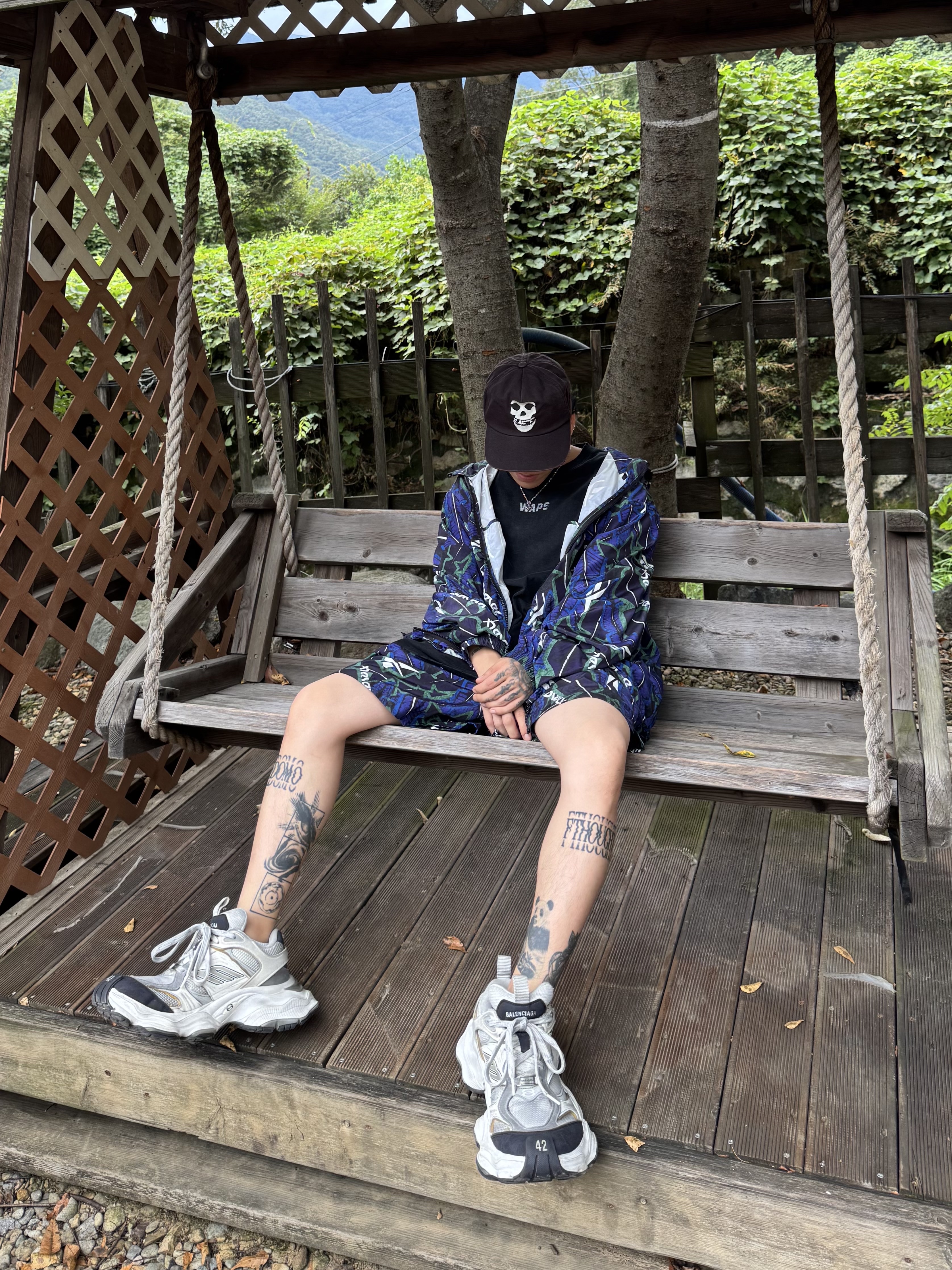 Balenciaga Cargo Sneakers White Grey 착용 스타일 - 3