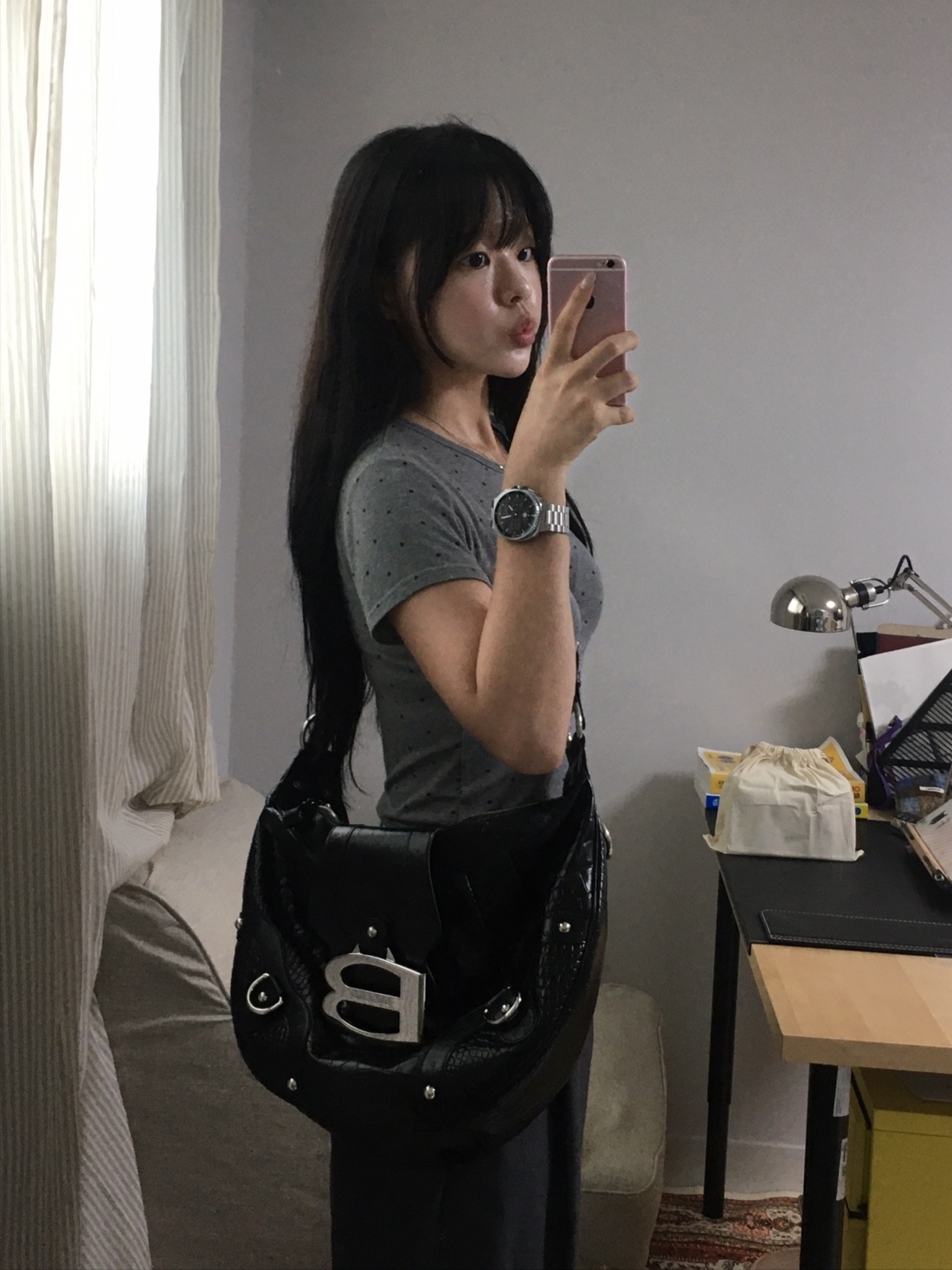 Balenciaga Essex Hobo Bag Black 착용 스타일 - 2