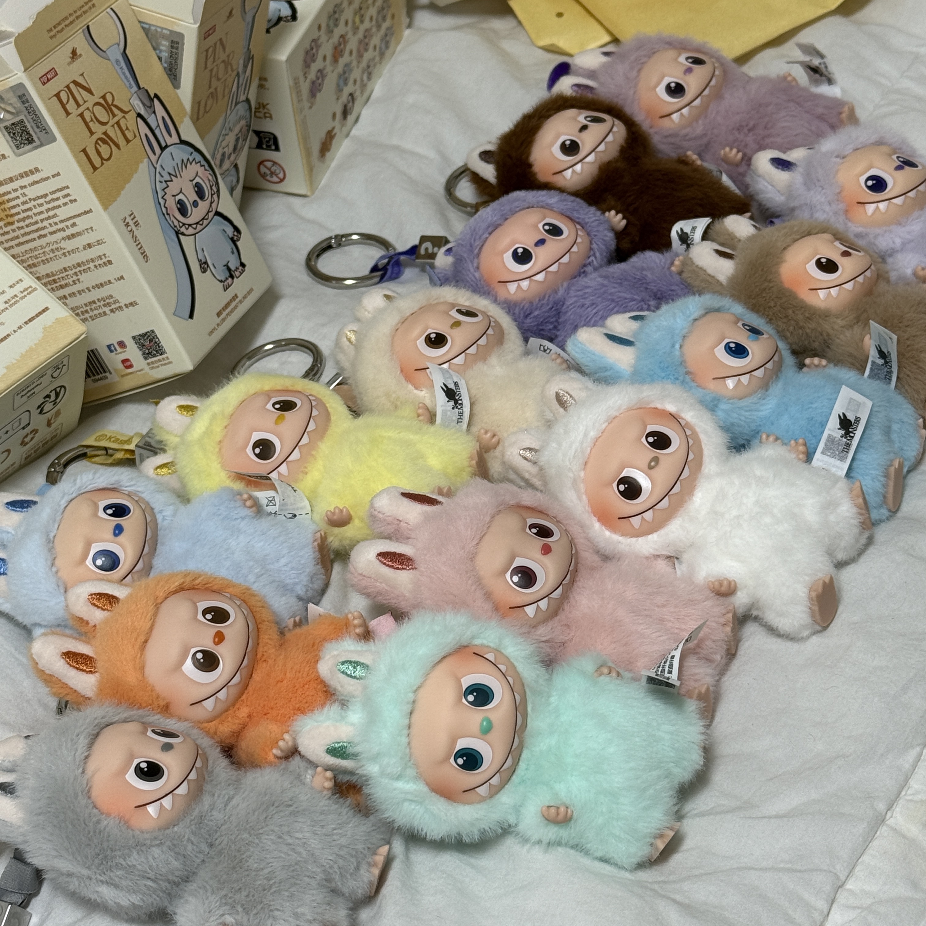 Pop Mart Labubu The Monsters Pin For Love Series Vinyl Plush Pendant Sealed Case (A-M) (14 Blind Boxes) 착용 스타일
