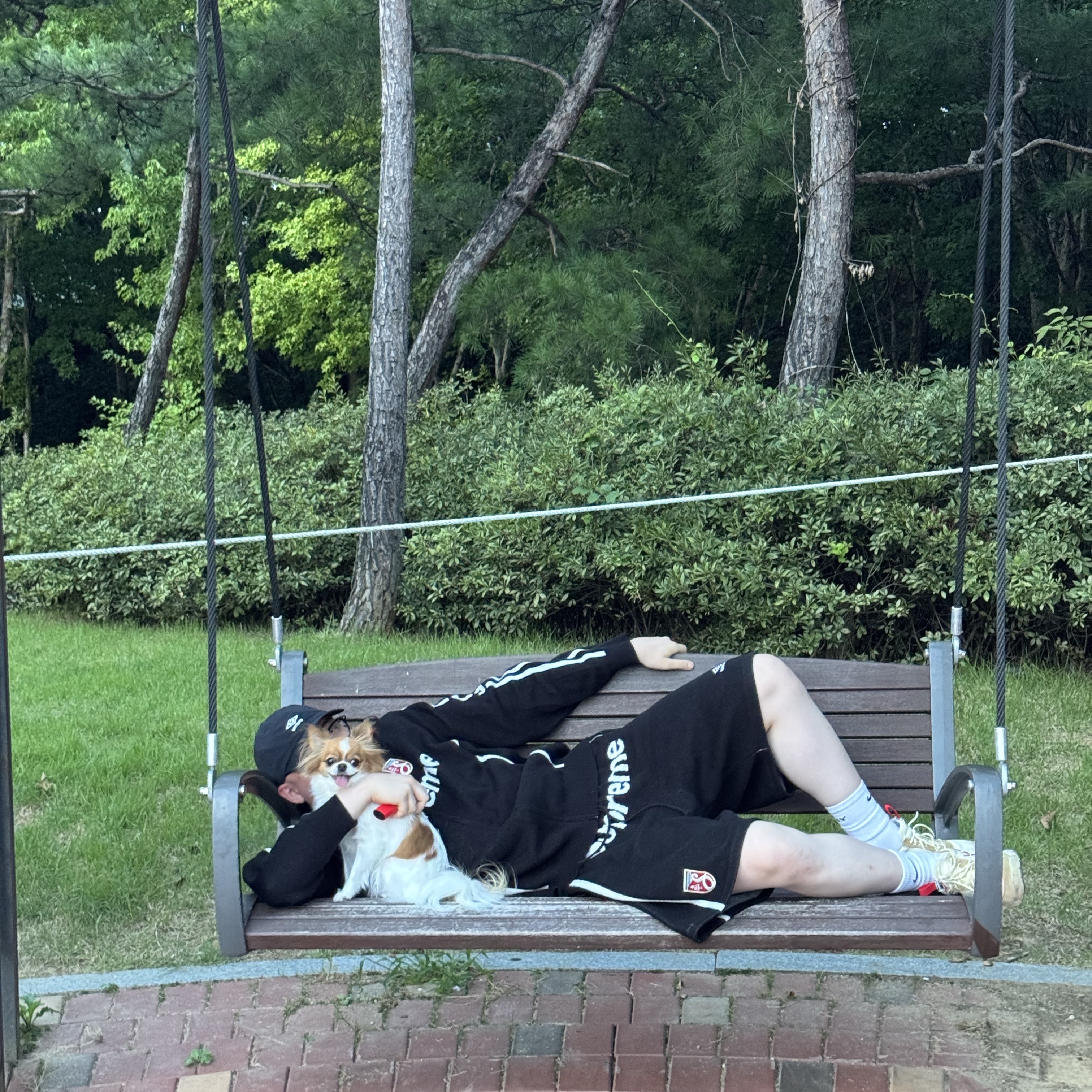 Supreme x Umbro Zip Up Sweater Black - 25SS, Supreme x Umbro Knit Soccer Shorts Black - 25SS 착용 스타일
