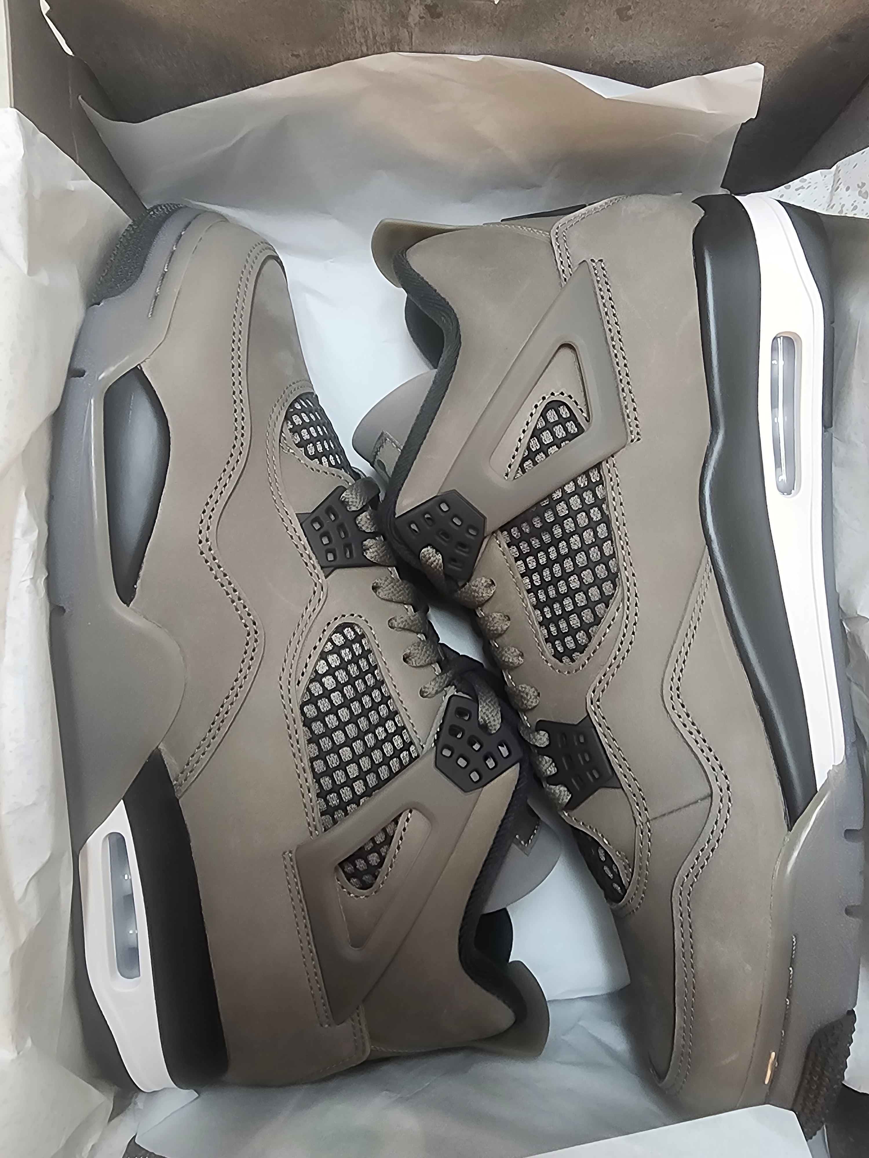 Jordan 4 Retro Cave Stone and Black 착용 스타일