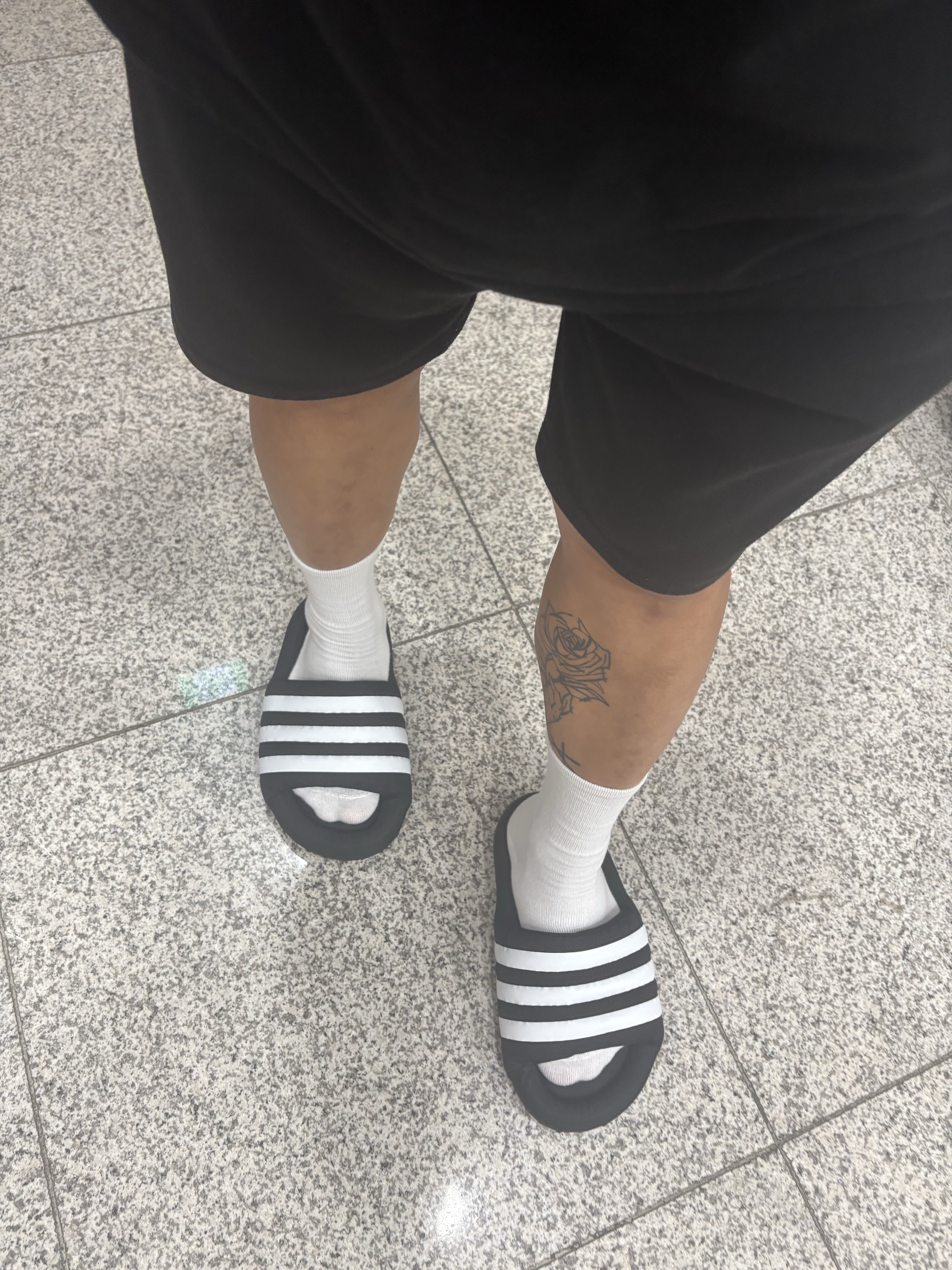 Adidas Adilette 24 Core Black Cloud White 착용 스타일