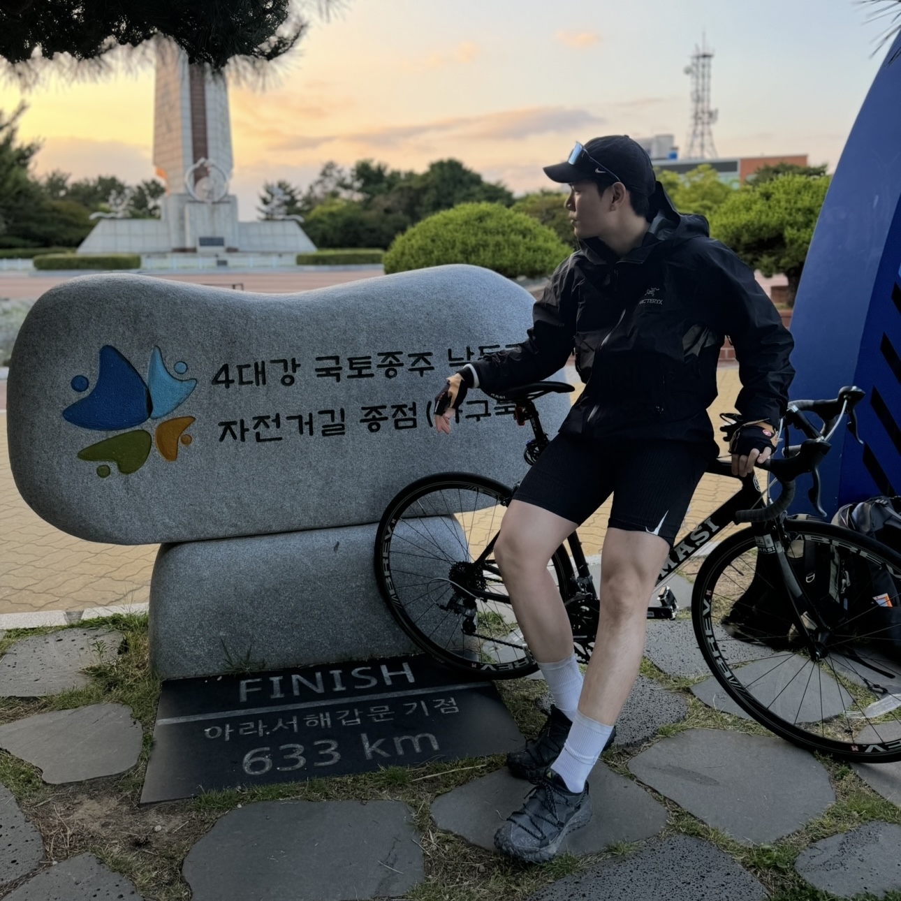 Arc'teryx Beta LT Jacket Black, Nike ACG Mountain Fly Low Gore-Tex Dark Grey Black 착용 스타일