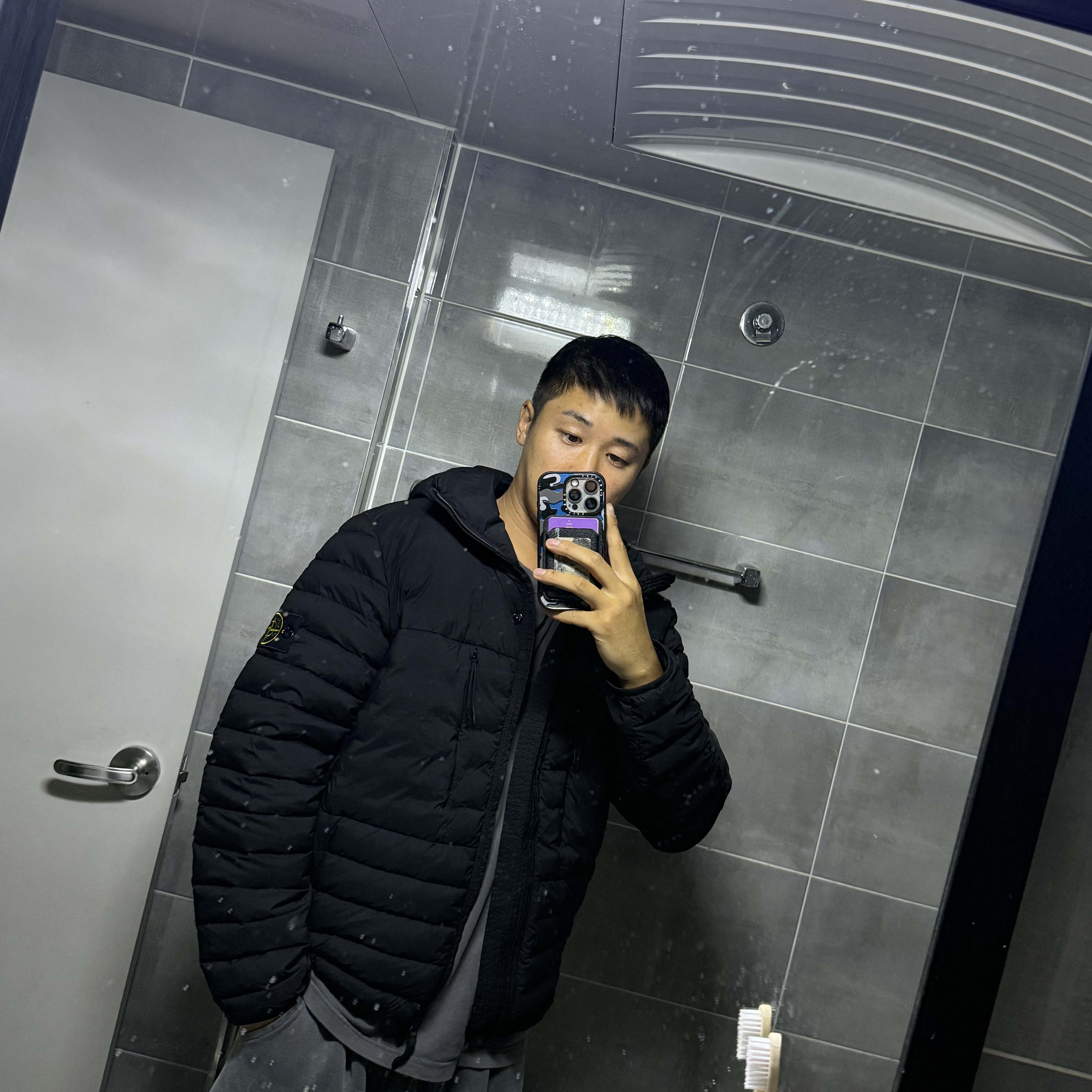Stone Island 4100020 Seamless Tunnel Nylon Down TC Hooded Jacket with Seamless Feather Tunnels and Anti Drop Black - 25FW 착용 스타일
