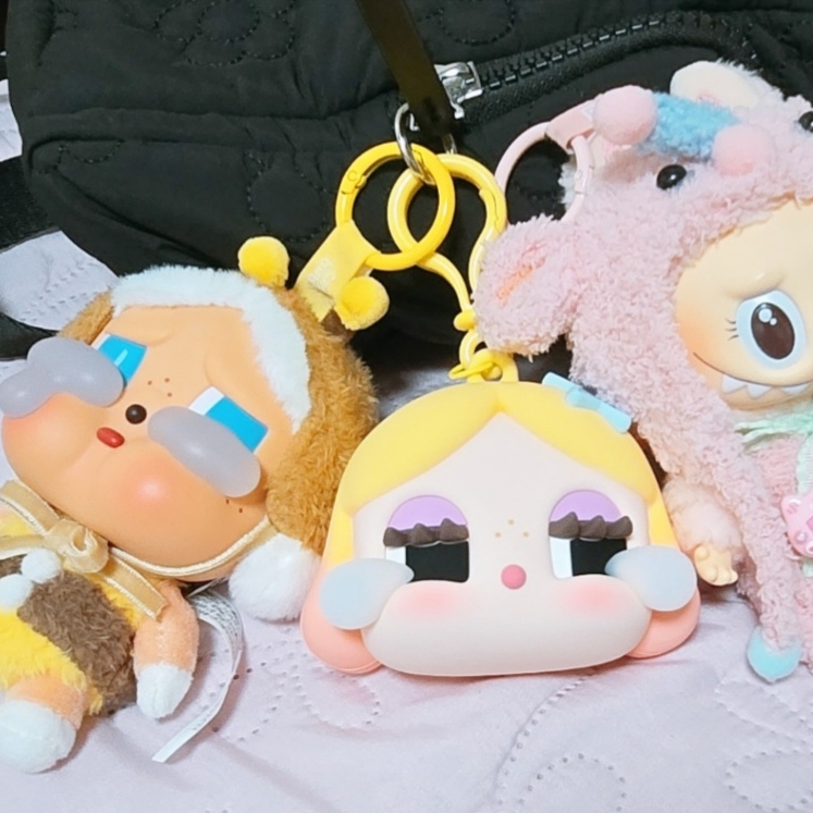 Pop Mart Crybaby Crying Again Series Plush Keyring I'll Bring You A Flower (Opened Case) 착용 스타일