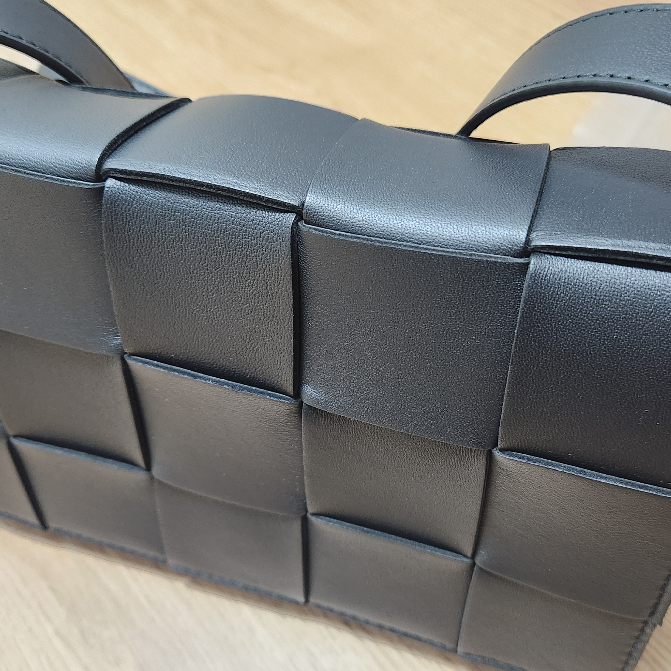 Bottega Veneta Lambskin Leather Cassette Black 착용 스타일 - 2