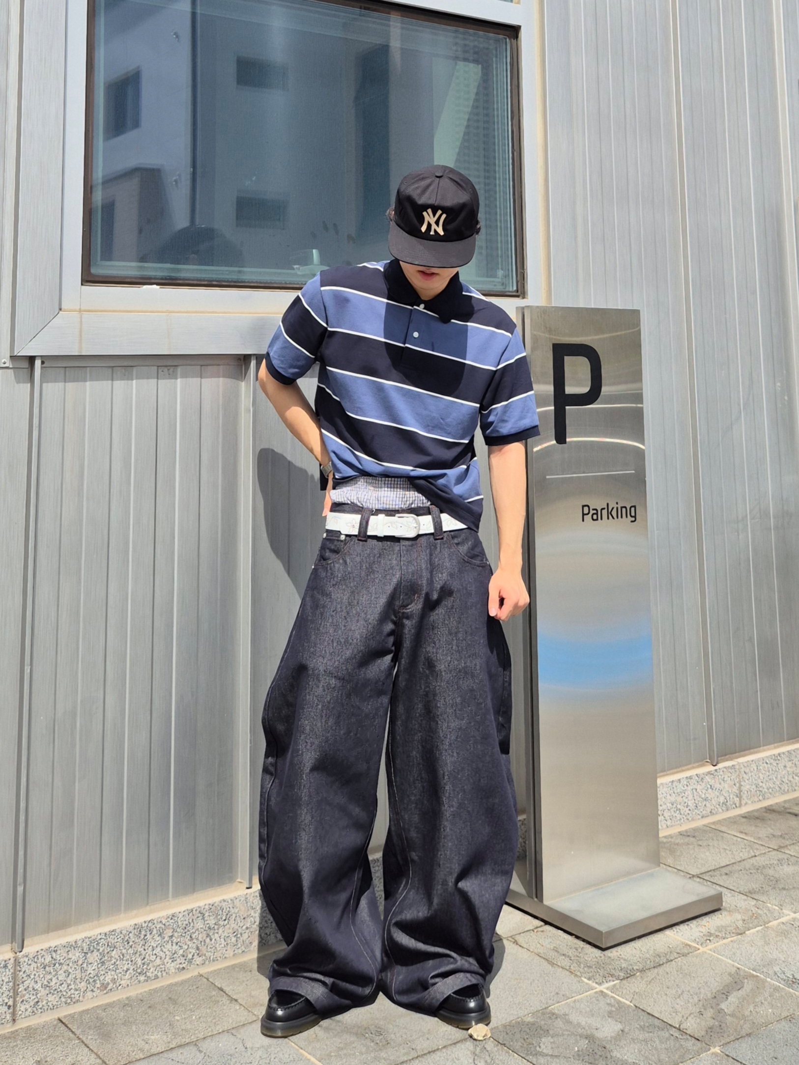 Casio A-158WA-1, Dr. Martens Adrian Smooth Black 착용 스타일 - 1