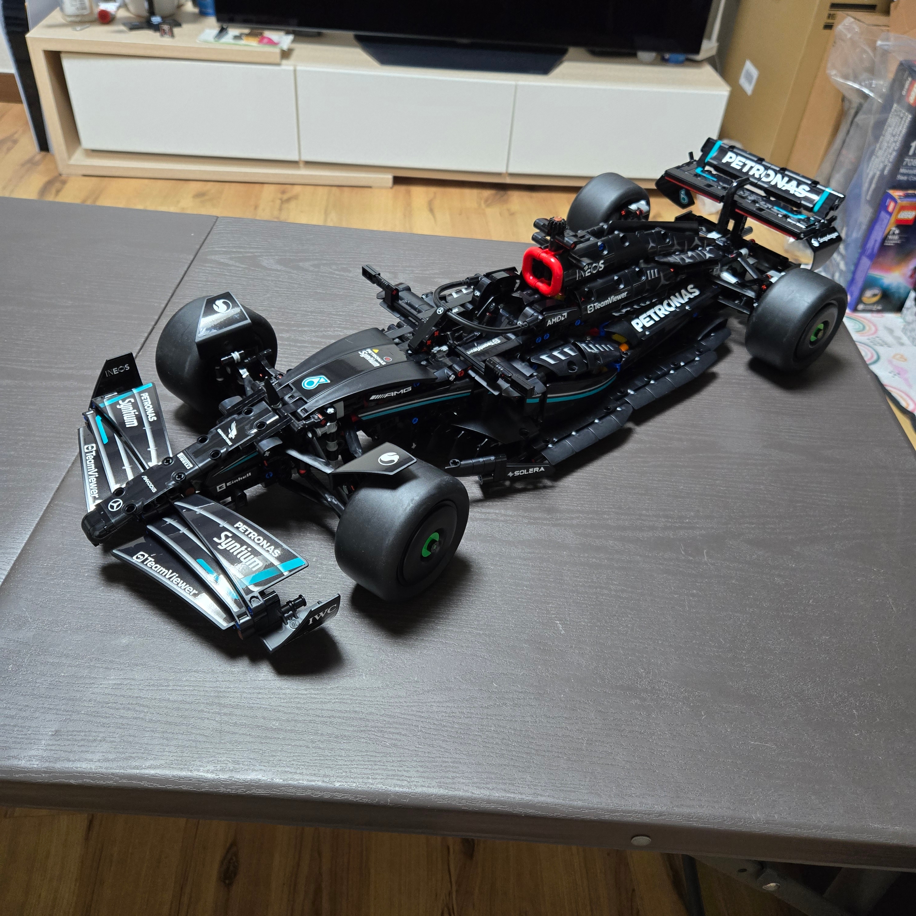 Lego Mercedes-AMG F1 W14 E Performance 착용 스타일 - 1