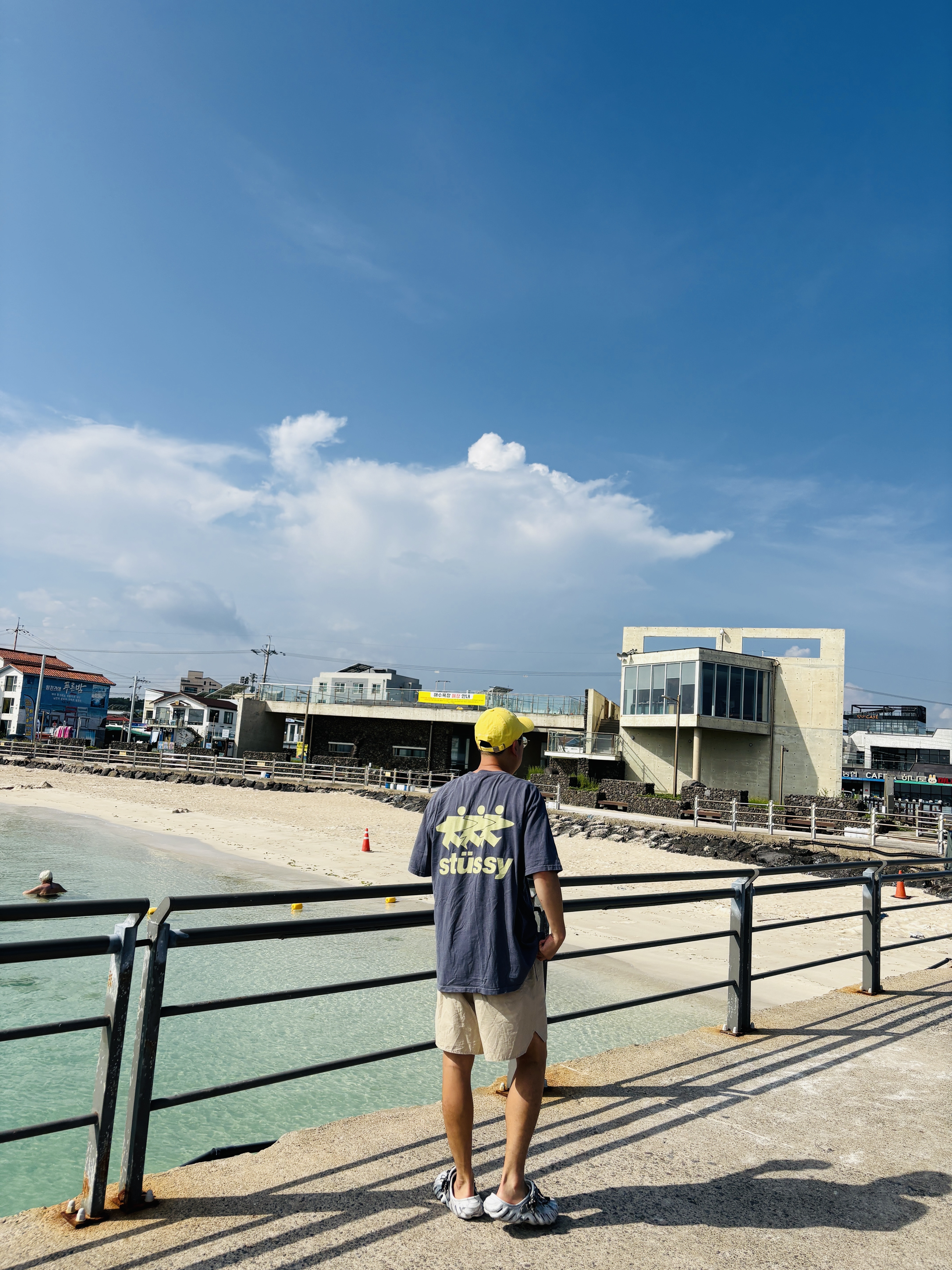 Emis Foot Print Wappen Ball Cap Yellow, Stussy Surfwalk Pigment Dyed T-Shirt Indigo 착용 스타일 - 2