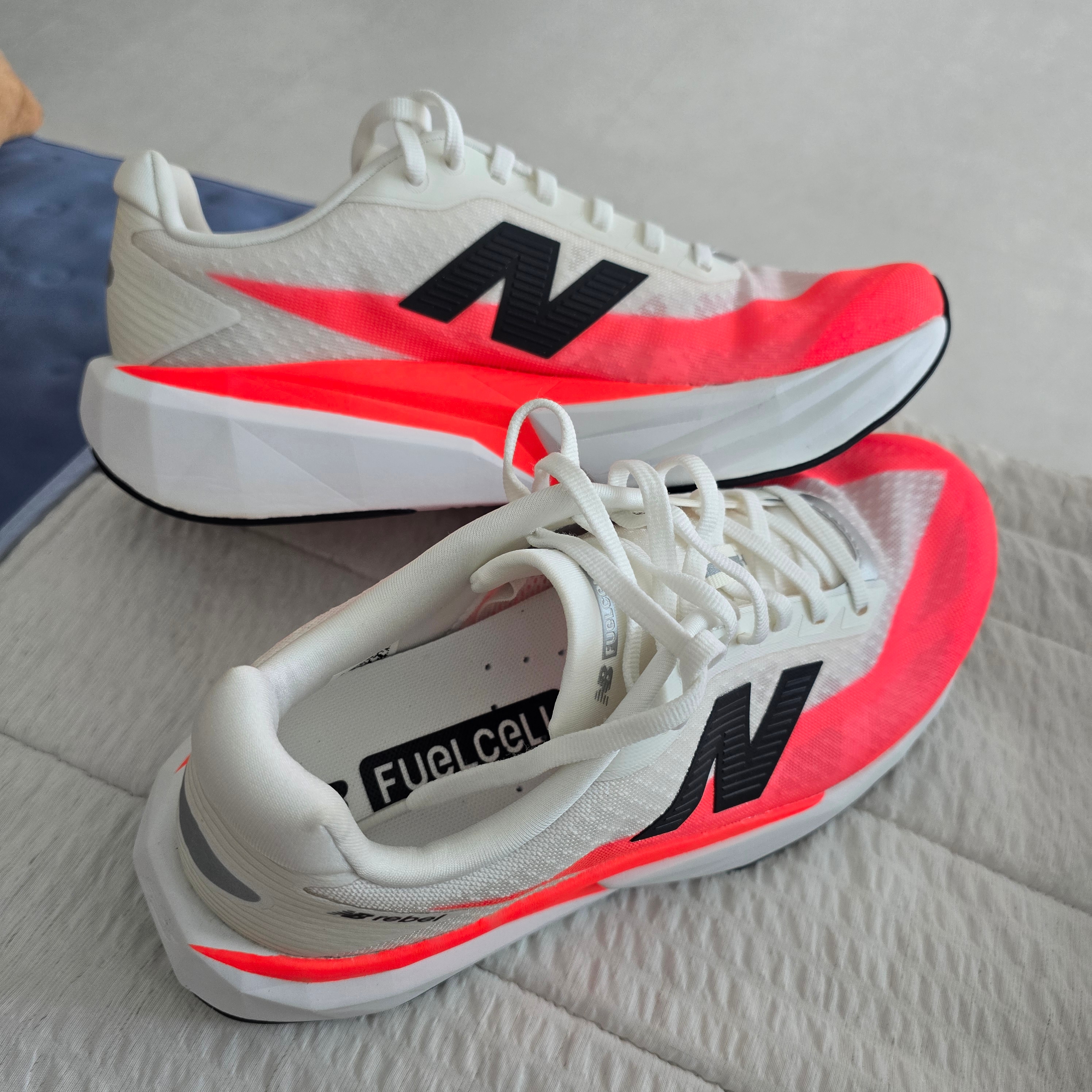 New Balance FuelCell Rebel v5 Urgent Red White Sea Salt - D Standard 착용 스타일 - 1