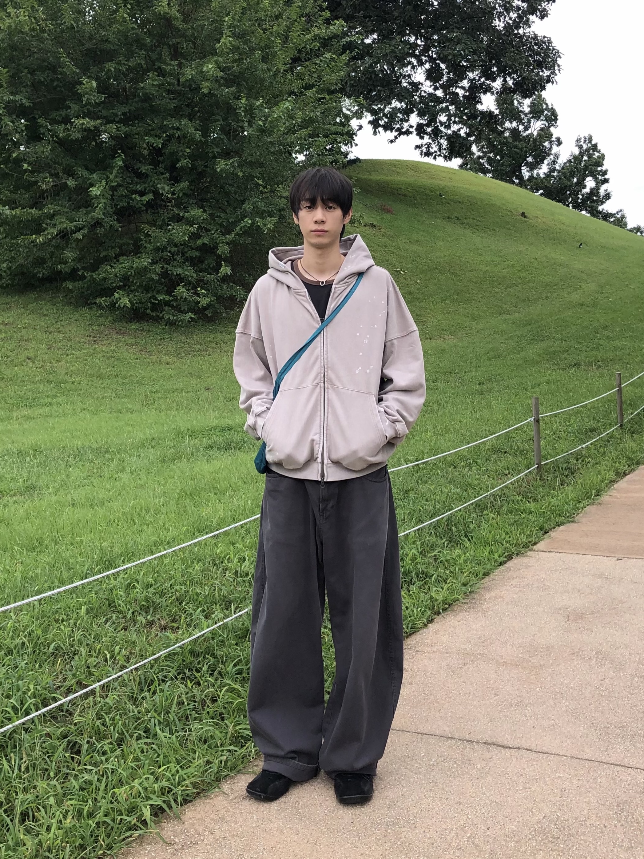 [KREAM 단독] NOMANUAL Painted Hooded Zip-up Washed Warm Gray 착용 스타일