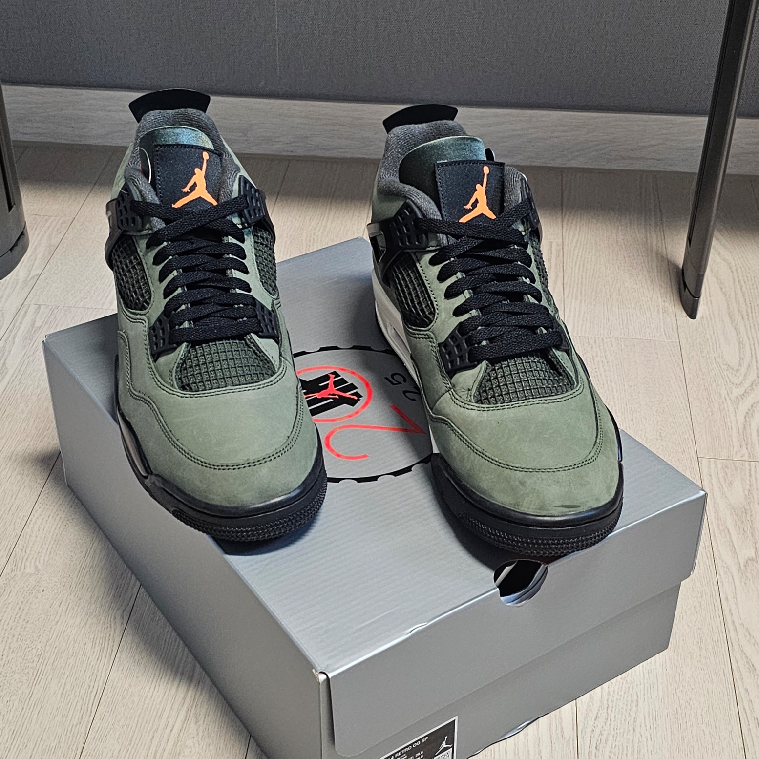 Jordan 4 x Undefeated Retro OG SP Deep Green and Clementine 착용 스타일 - 1