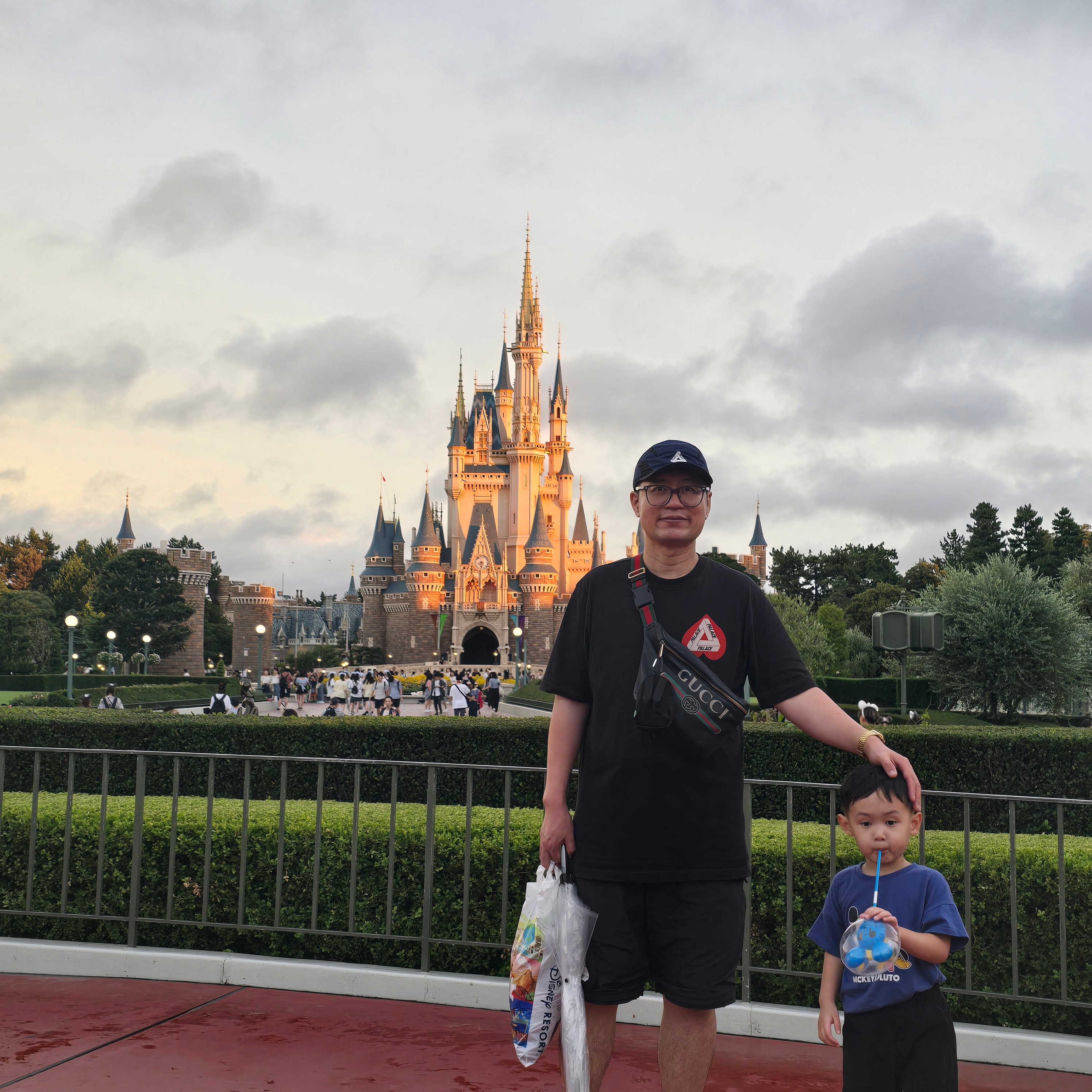 Palace Hearty T-Shirt Black - 21SS, Palace Tri Strike Shell Runner Navy - 25SS 착용 스타일 - 1