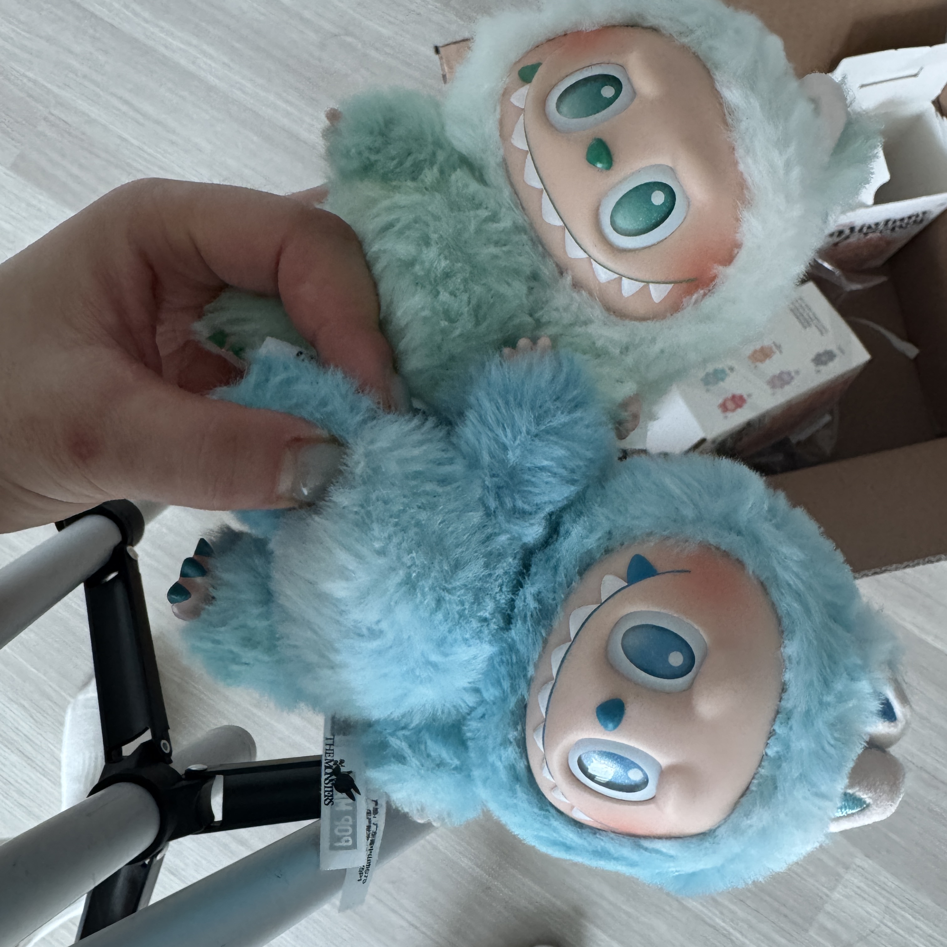 Pop Mart Labubu The Monsters Highlight Series Sealed Case (Bundle of 2/1 Blind Box) 착용 스타일