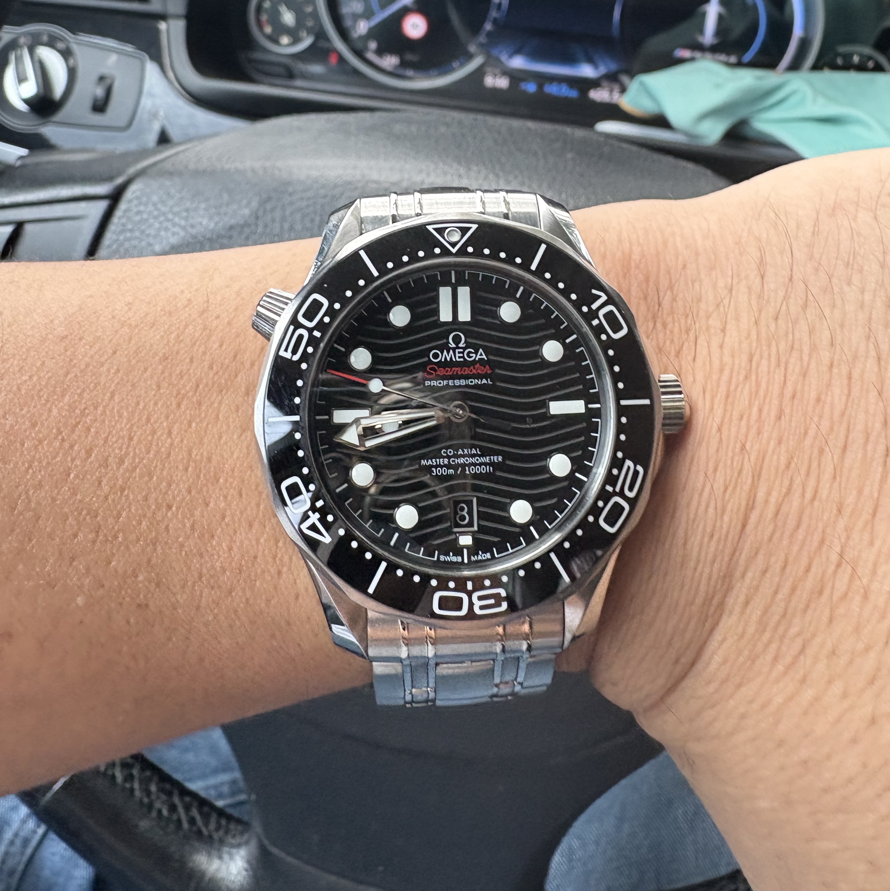 Omega Seamaster Diver 300M Co Axial Master Chronometer Steel Black 착용 스타일