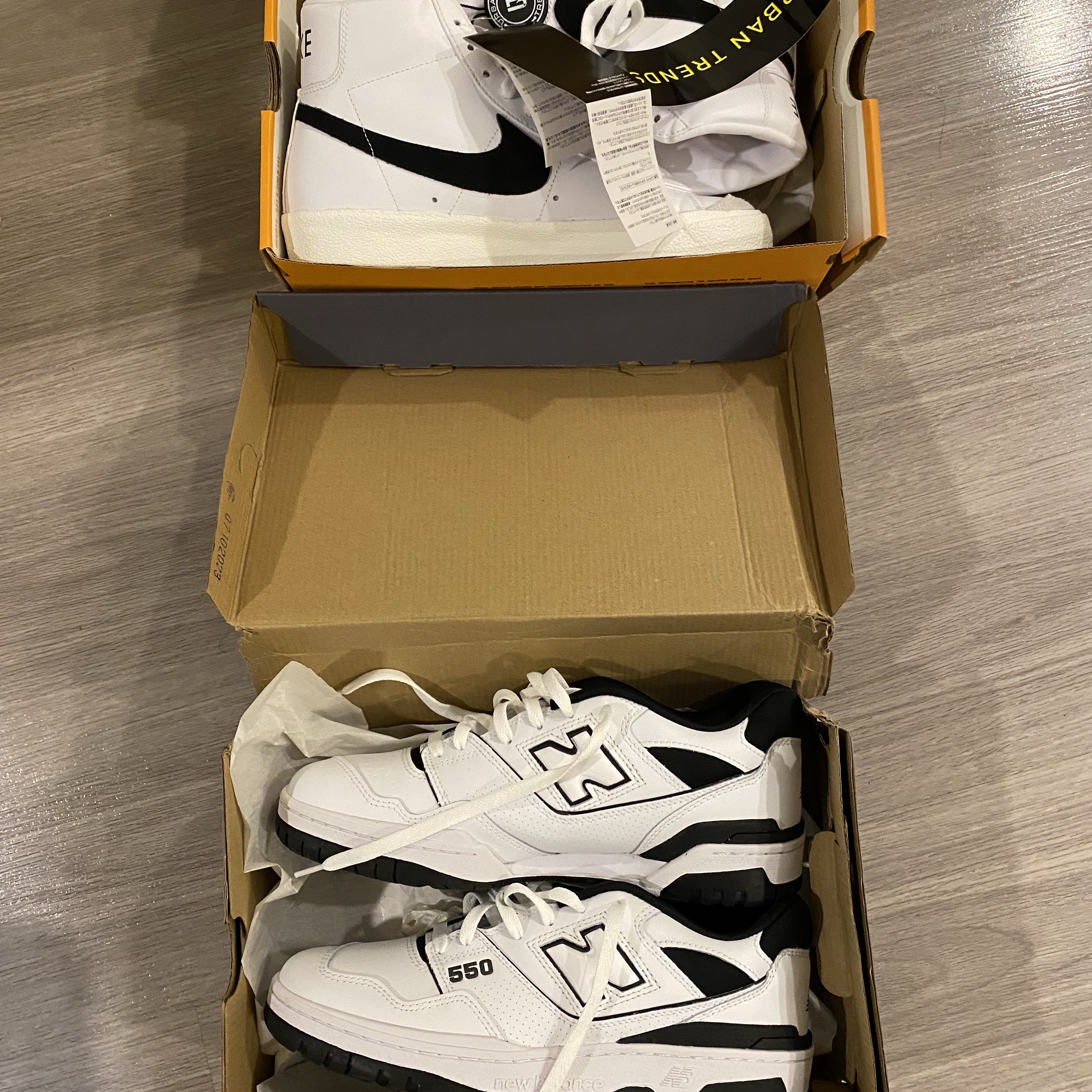 New Balance 550 White Grey - 2E Wide, Nike Blazer Mid '77 Vintage White Black 착용 스타일