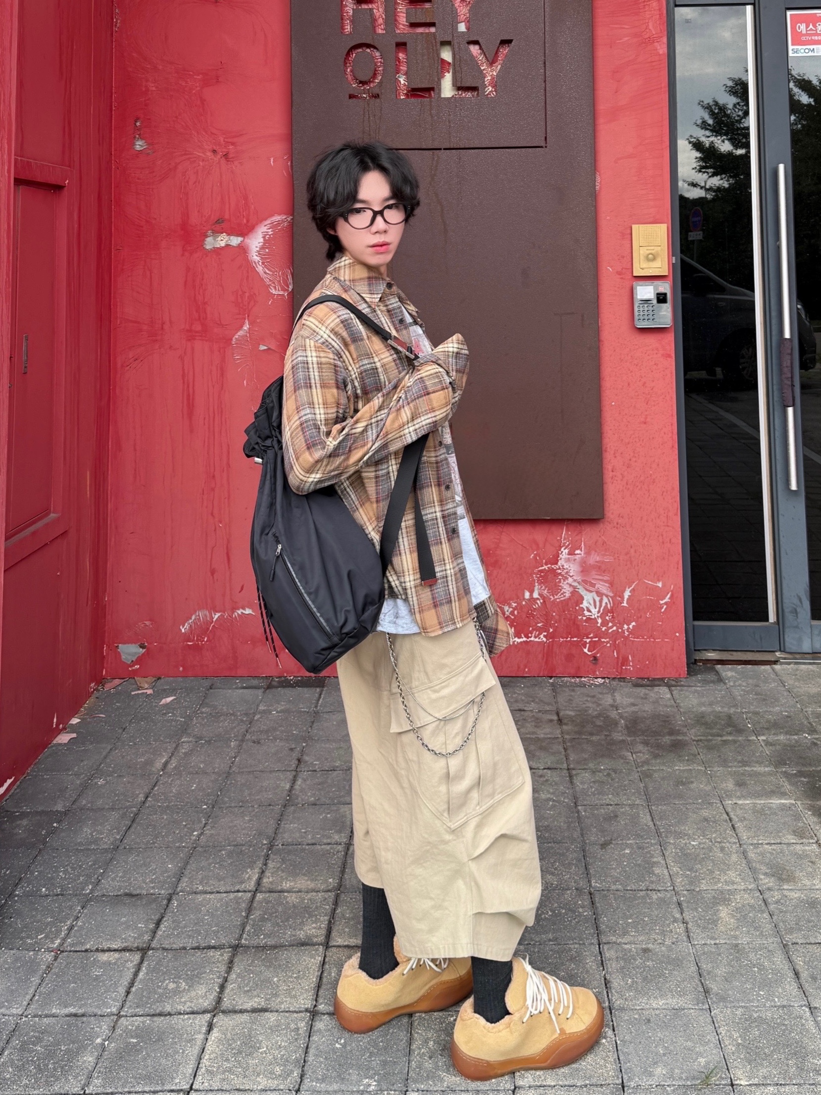 Nonnod Side Cargo Shorts Beige, GRAILZ x KOIN SEOUL Magazine T-Shirts Melange Grey 착용 스타일 - 3