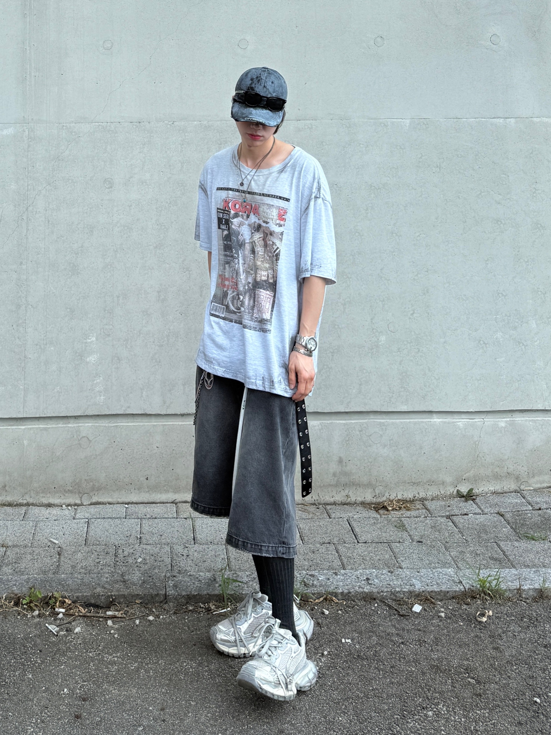 Balenciaga 3XL Sneakers Light Beige, GRAILZ x KOIN SEOUL Magazine T-Shirts Melange Grey 착용 스타일 - 2