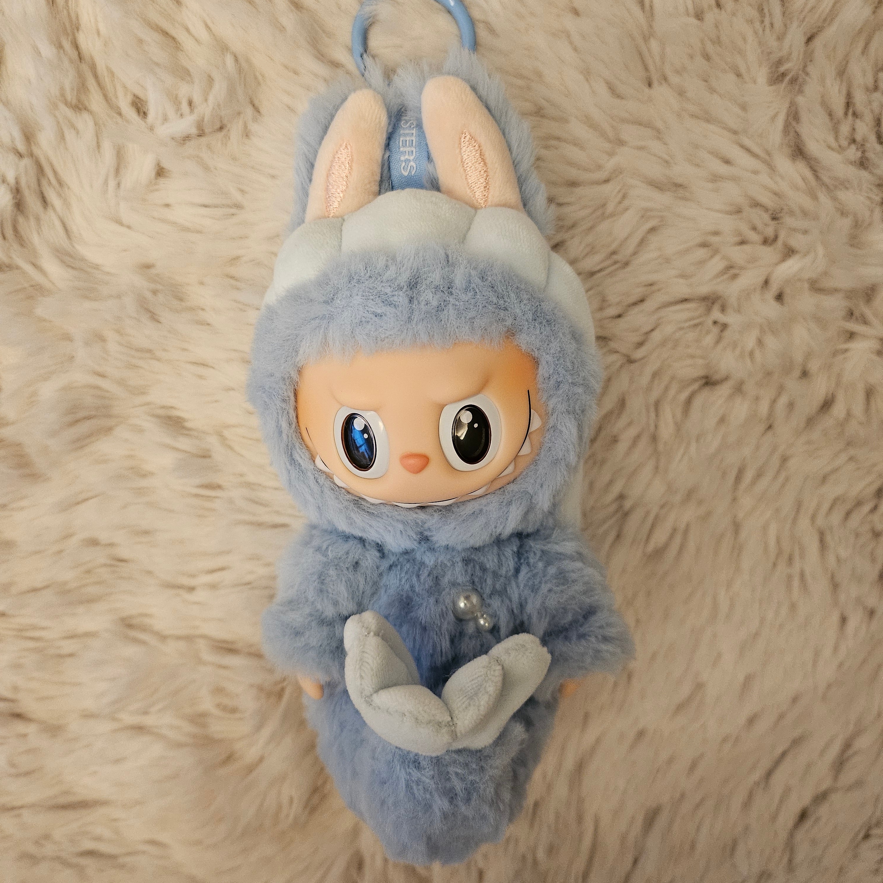 Pop Mart Labubu Hide and Seek In Singapore Series Vinyl Plush Pendant 착용 스타일 - 1