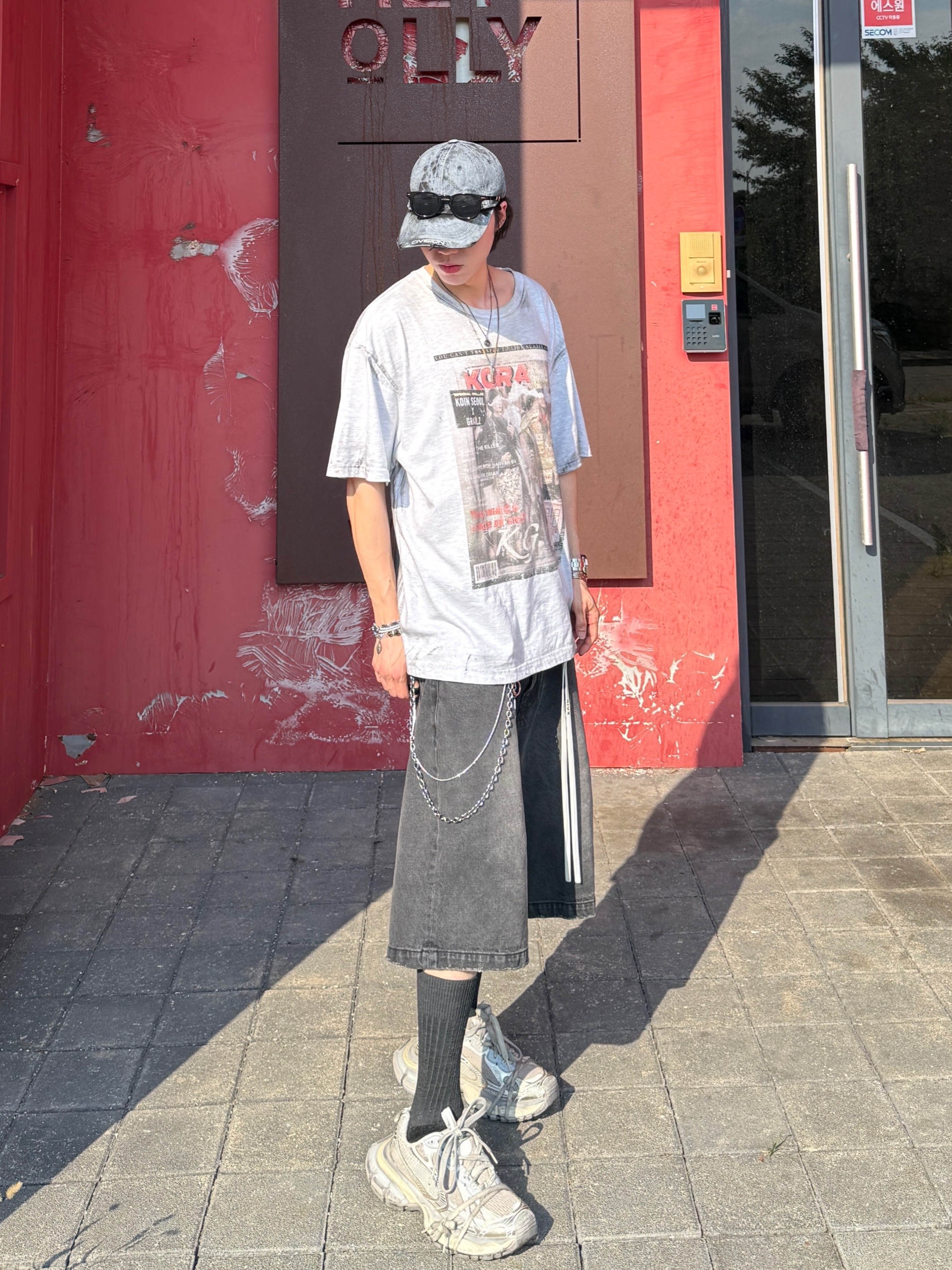 Balenciaga 3XL Sneakers Light Beige, GRAILZ x KOIN SEOUL Magazine T-Shirts Melange Grey 착용 스타일 - 3