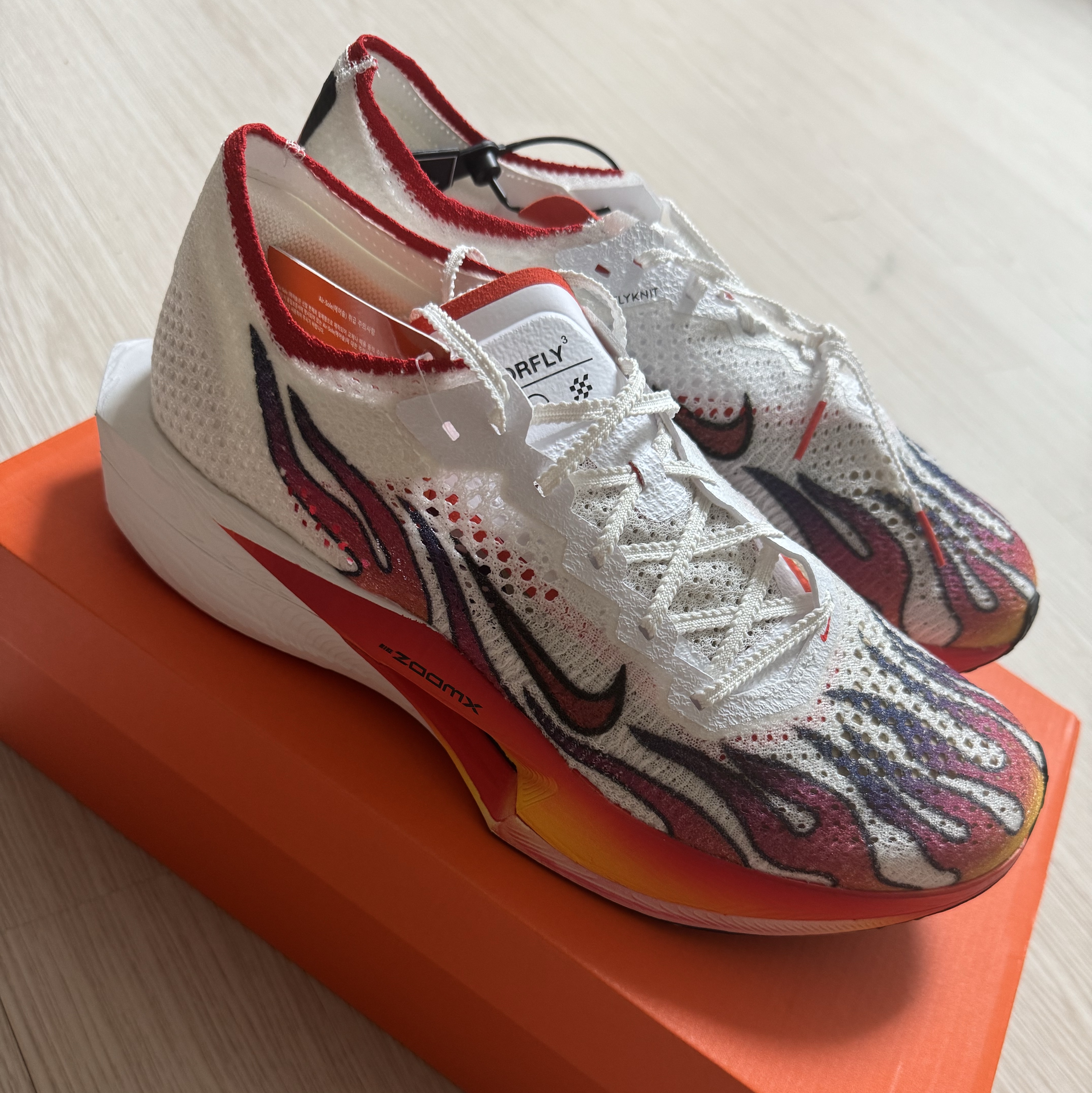 Nike ZoomX Vaporfly Next% 3 PRM White Habanero Red 착용 스타일 - 3