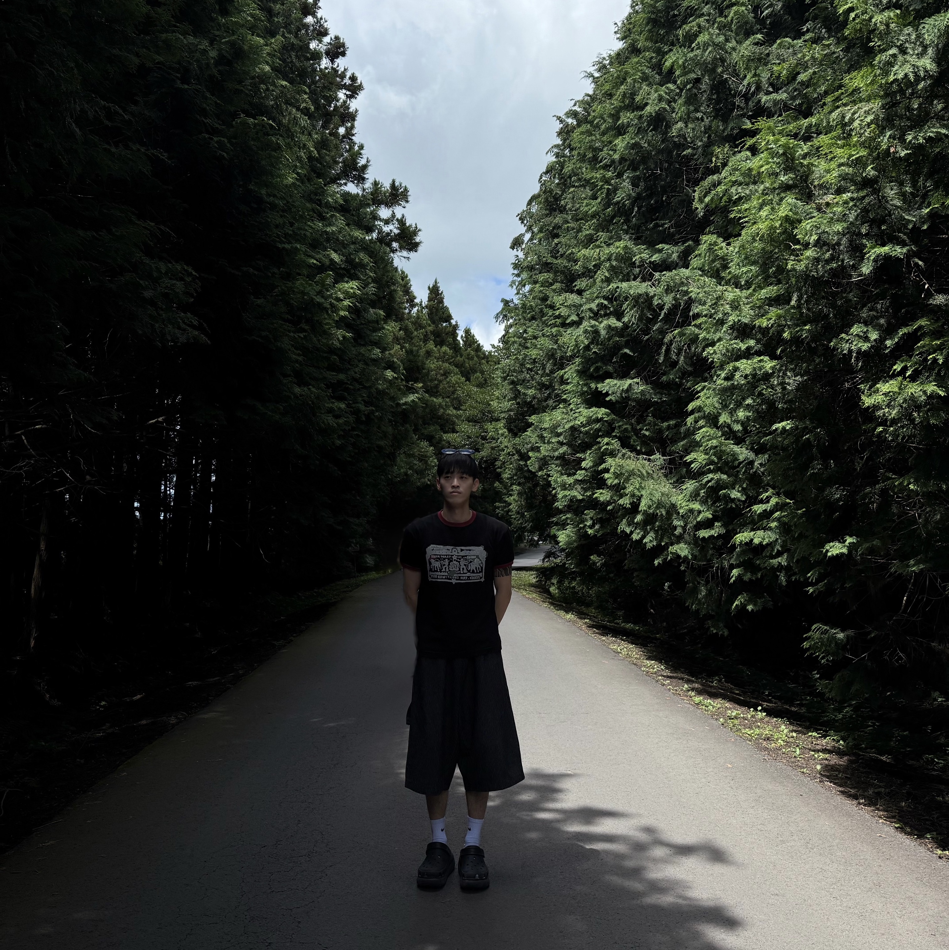 SLOW RECORD HOUSE Carpenter Bermuda Stripe Wide Denim Pants Black, [KREAM 단독] Thevinylhouse Cowboy Pictogram Ringer Tee Black 착용 스타일