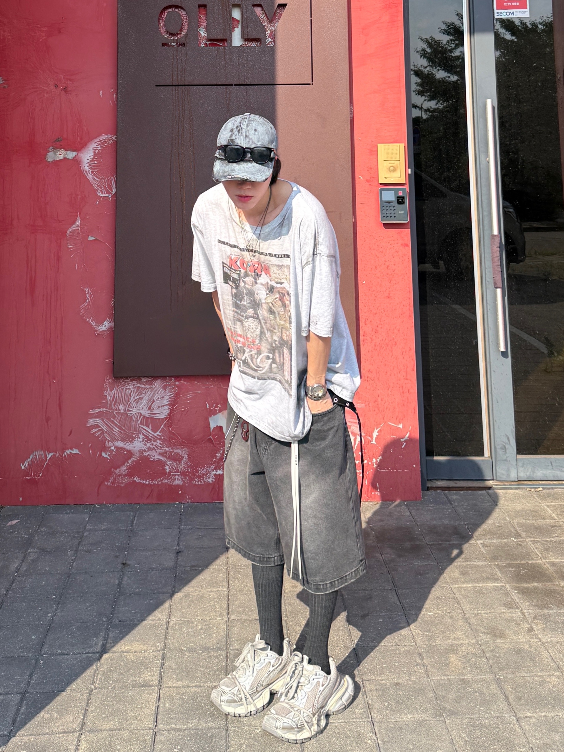 Balenciaga 3XL Sneakers Light Beige, GRAILZ x KOIN SEOUL Magazine T-Shirts Melange Grey 착용 스타일 - 4