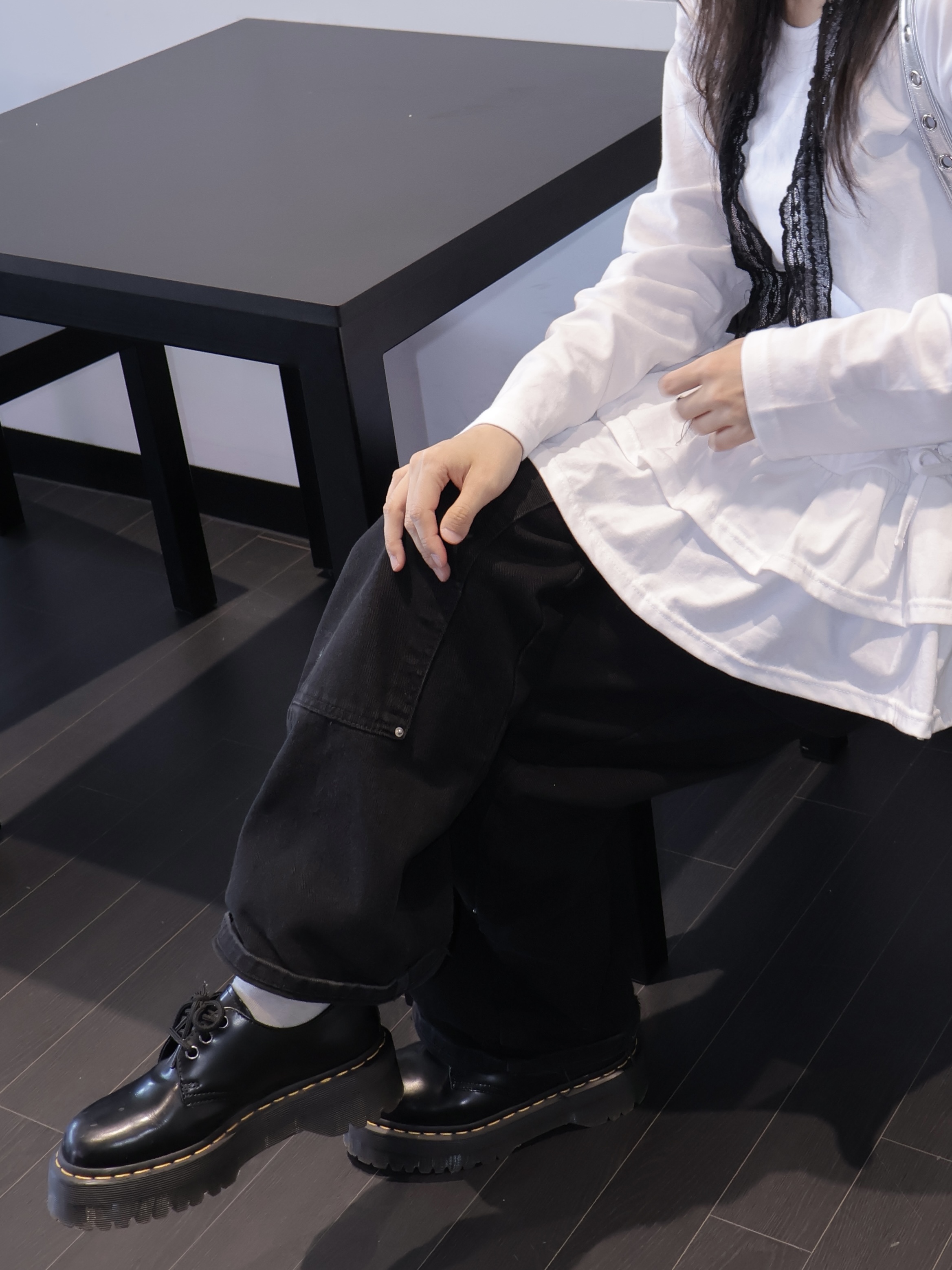 Dr. Martens Women 1461 Quad Black 착용 스타일 - 4
