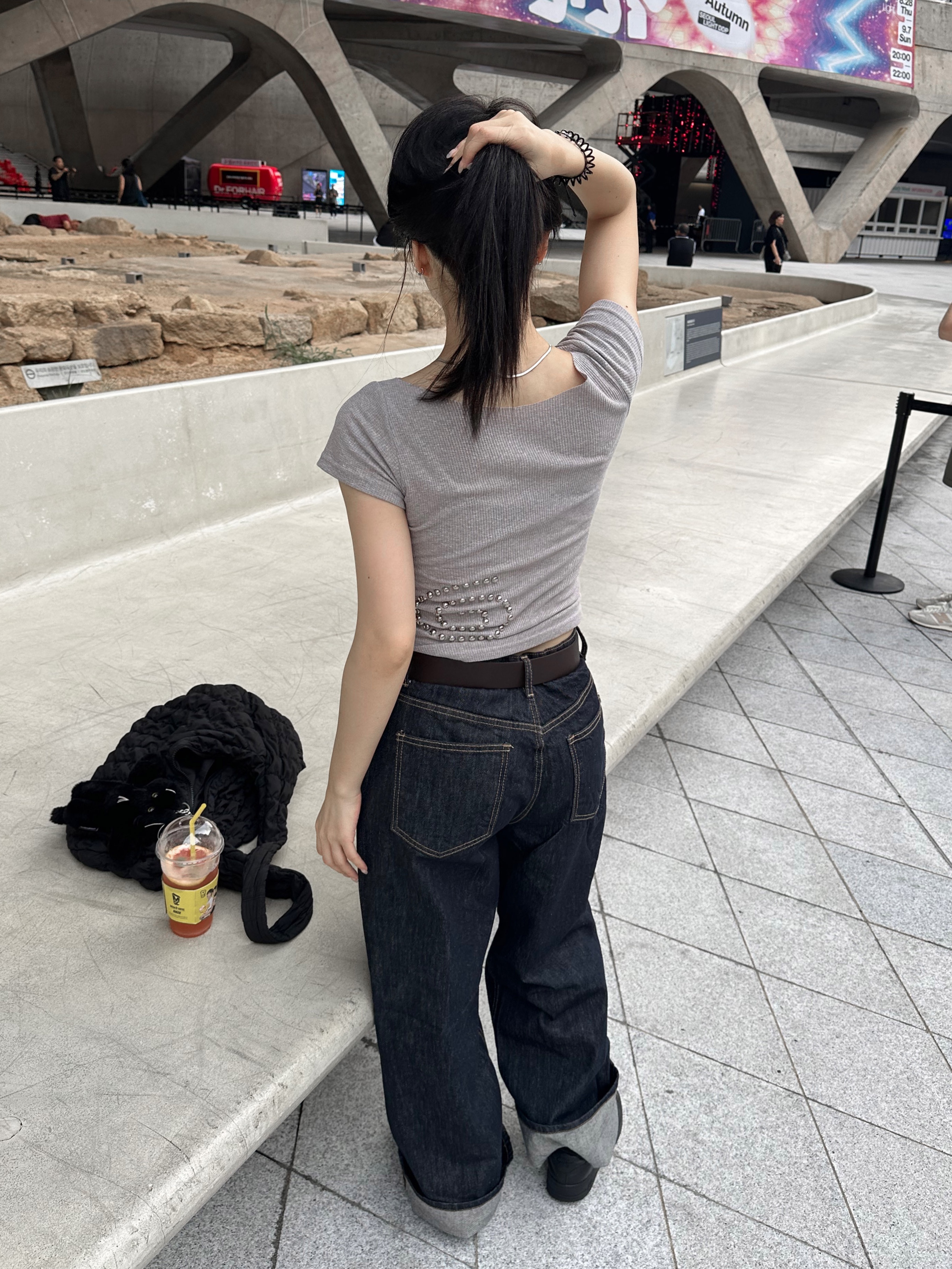 COS Quilted Oversized Shoulder Bag Black, Nike Air Force 1 '07 Low Triple Black 착용 스타일 - 3