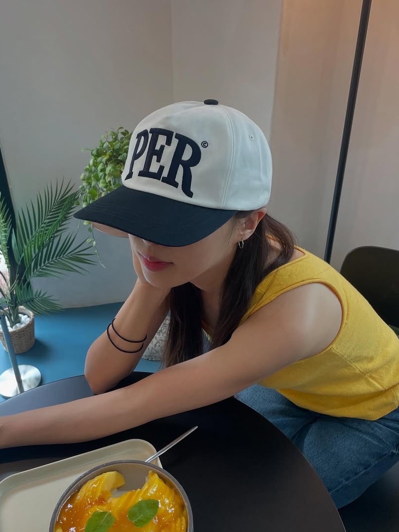 Permanent Archive 5-Panel PER Cap White & Navy 착용 스타일 - 1