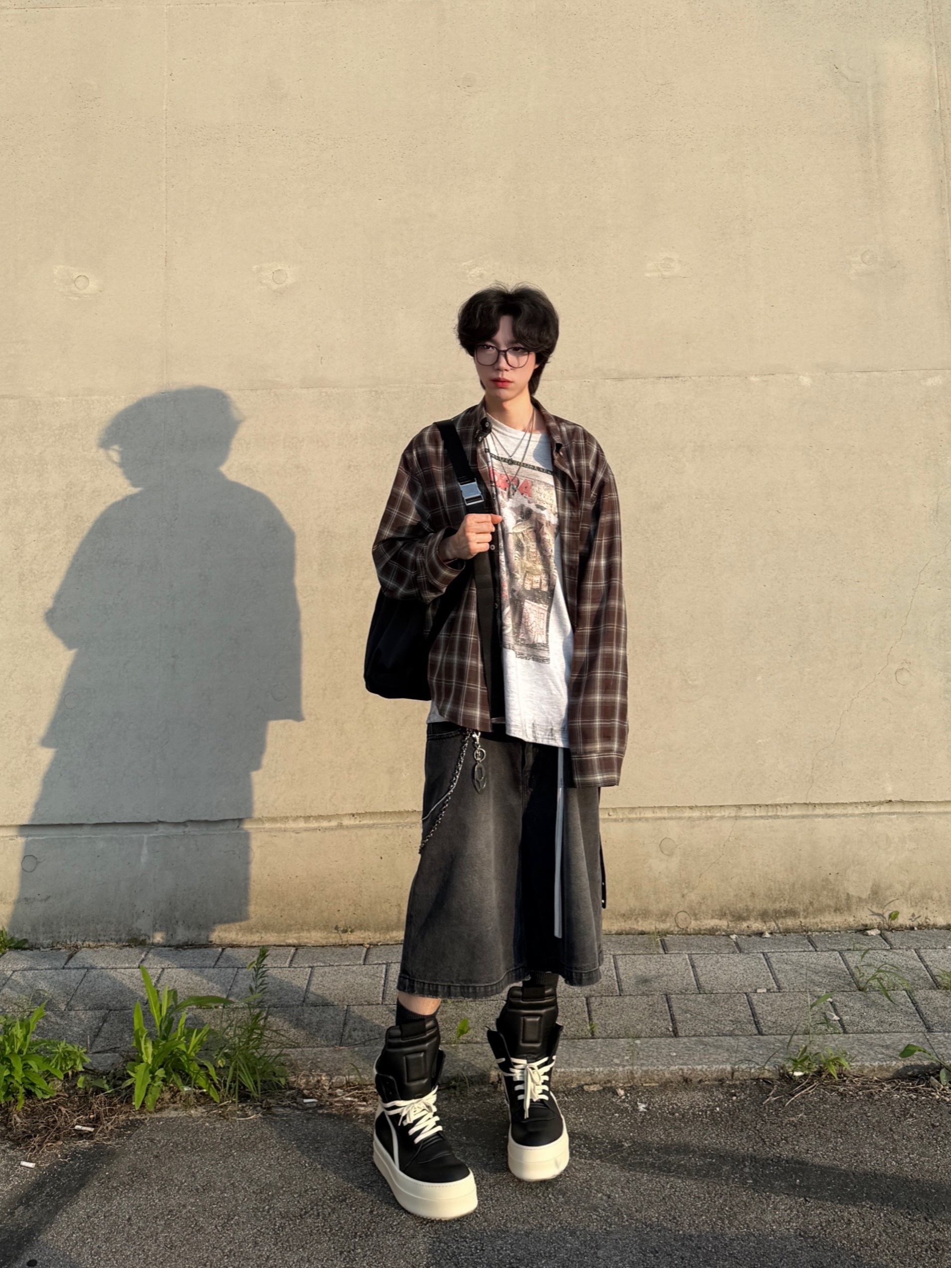 MJD Cropped Check Shirt Choco Brown, Rick Owens Hollywood Mega Bumper Geobasket in Full Grain Calf Leather Black Milk 착용 스타일 - 4