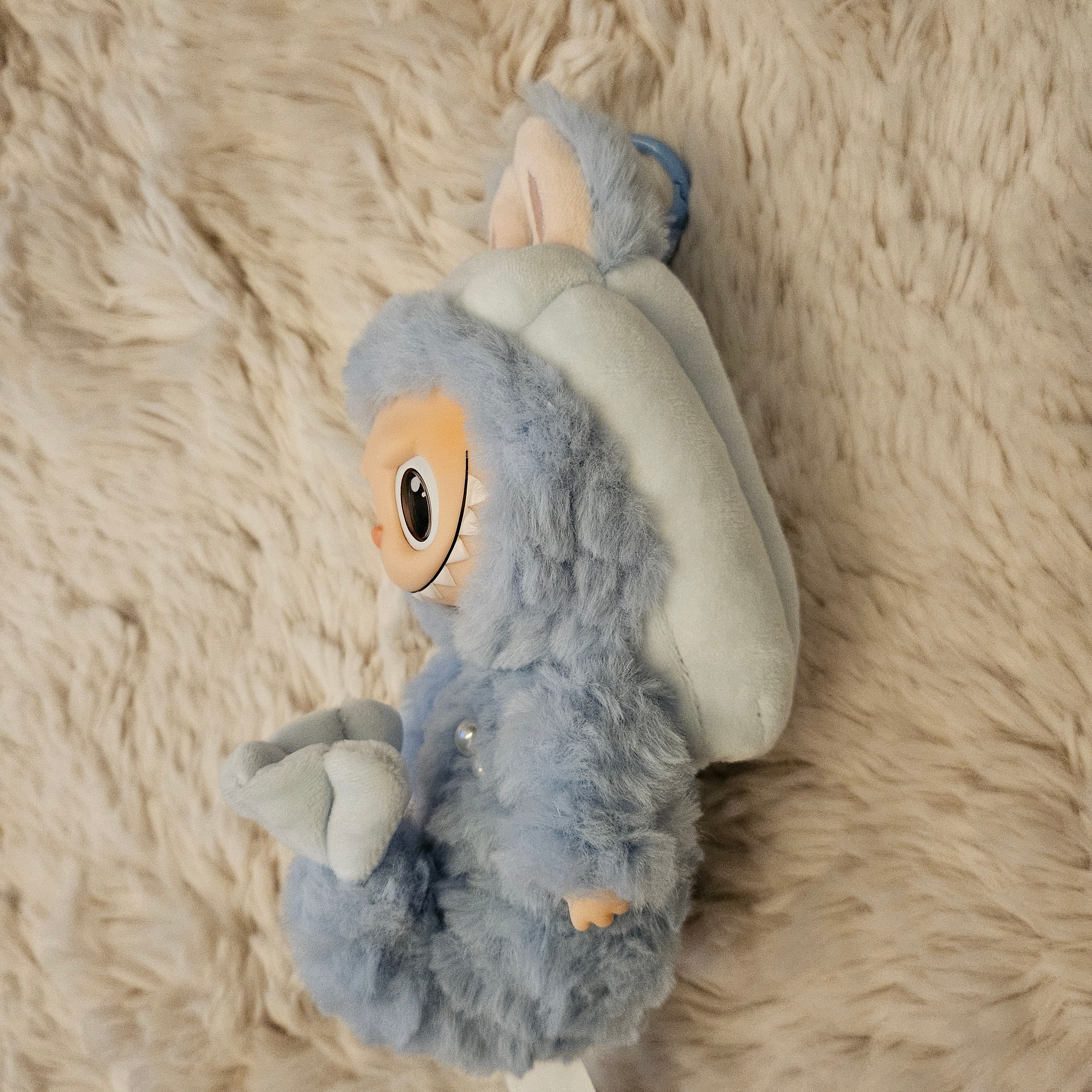 Pop Mart Labubu Hide and Seek In Singapore Series Vinyl Plush Pendant 착용 스타일 - 4