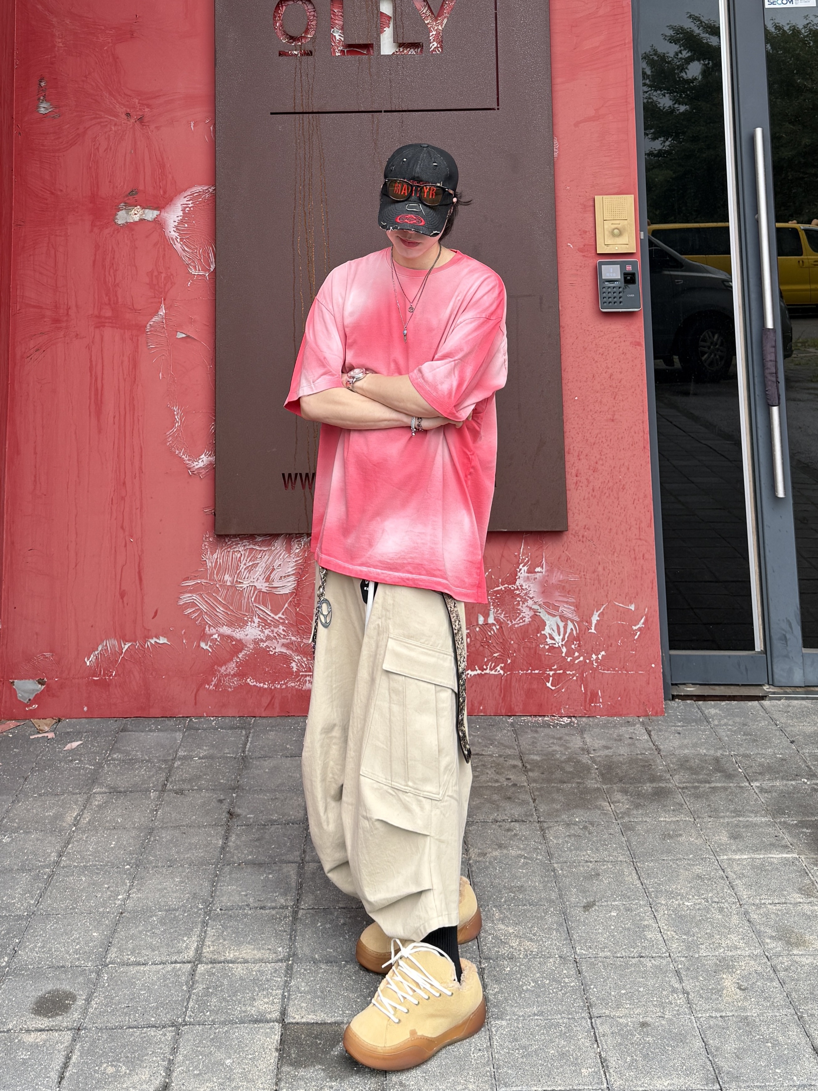 MJD x Kamien Double Hole Belt Oak Brown, Nonnod Back Detail T-Shirt Deep Pink 착용 스타일 - 3