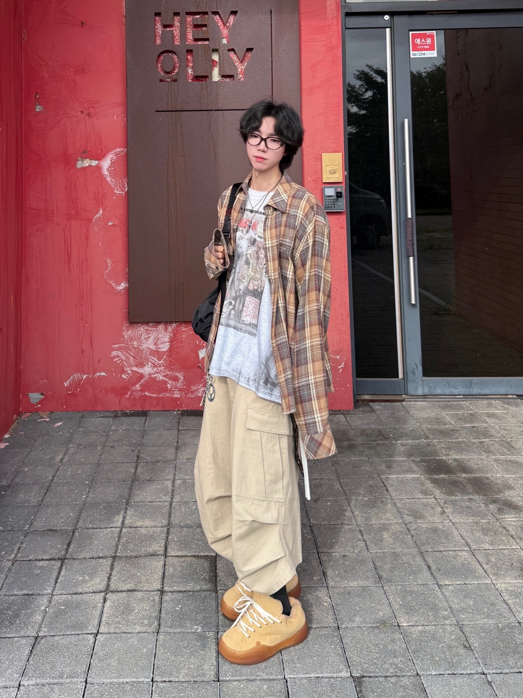 Nonnod Side Cargo Shorts Beige, GRAILZ x KOIN SEOUL Magazine T-Shirts Melange Grey 착용 스타일 - 5