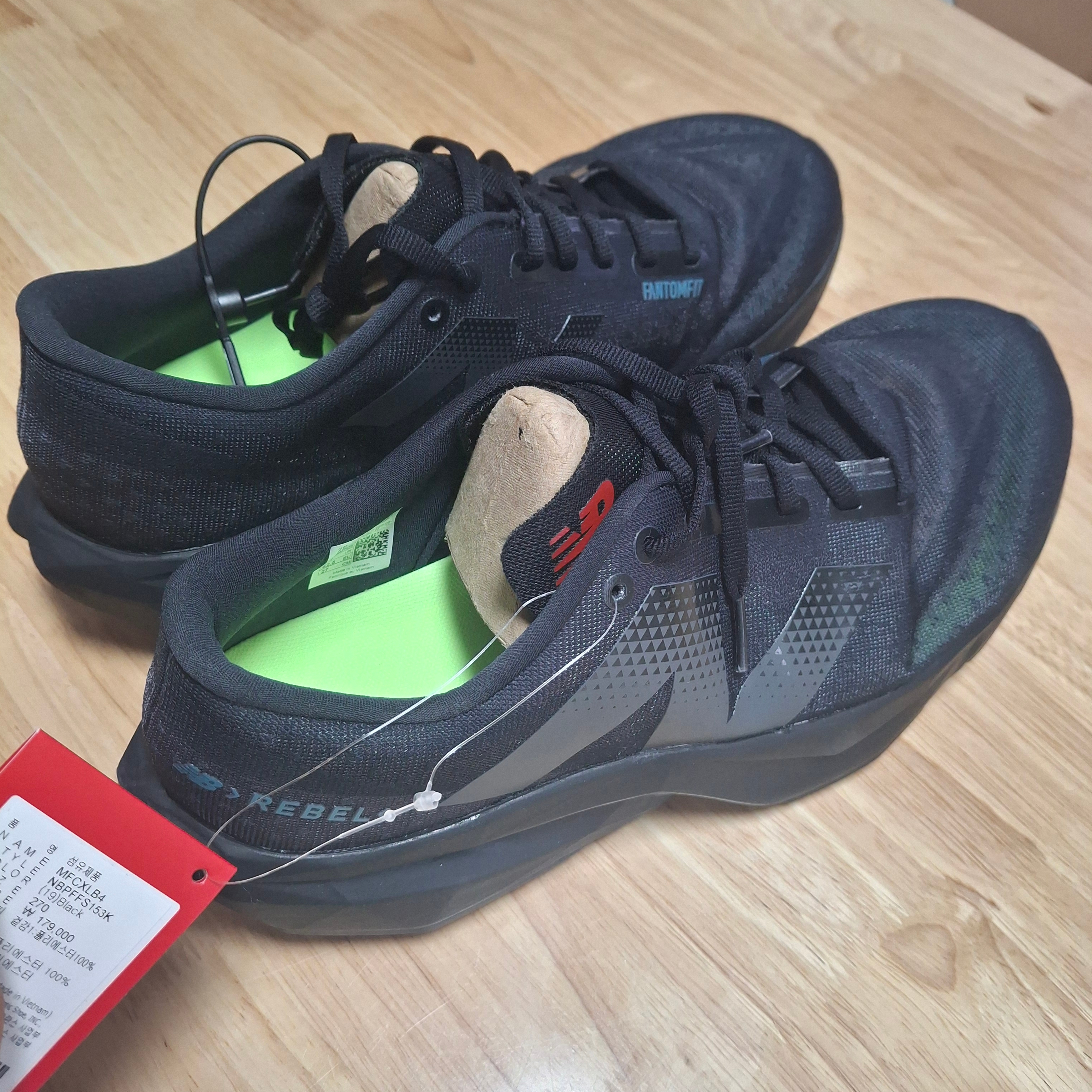 New Balance FuelCell Rebel v4 Black Graphic - 2E Wide 착용 스타일 - 2