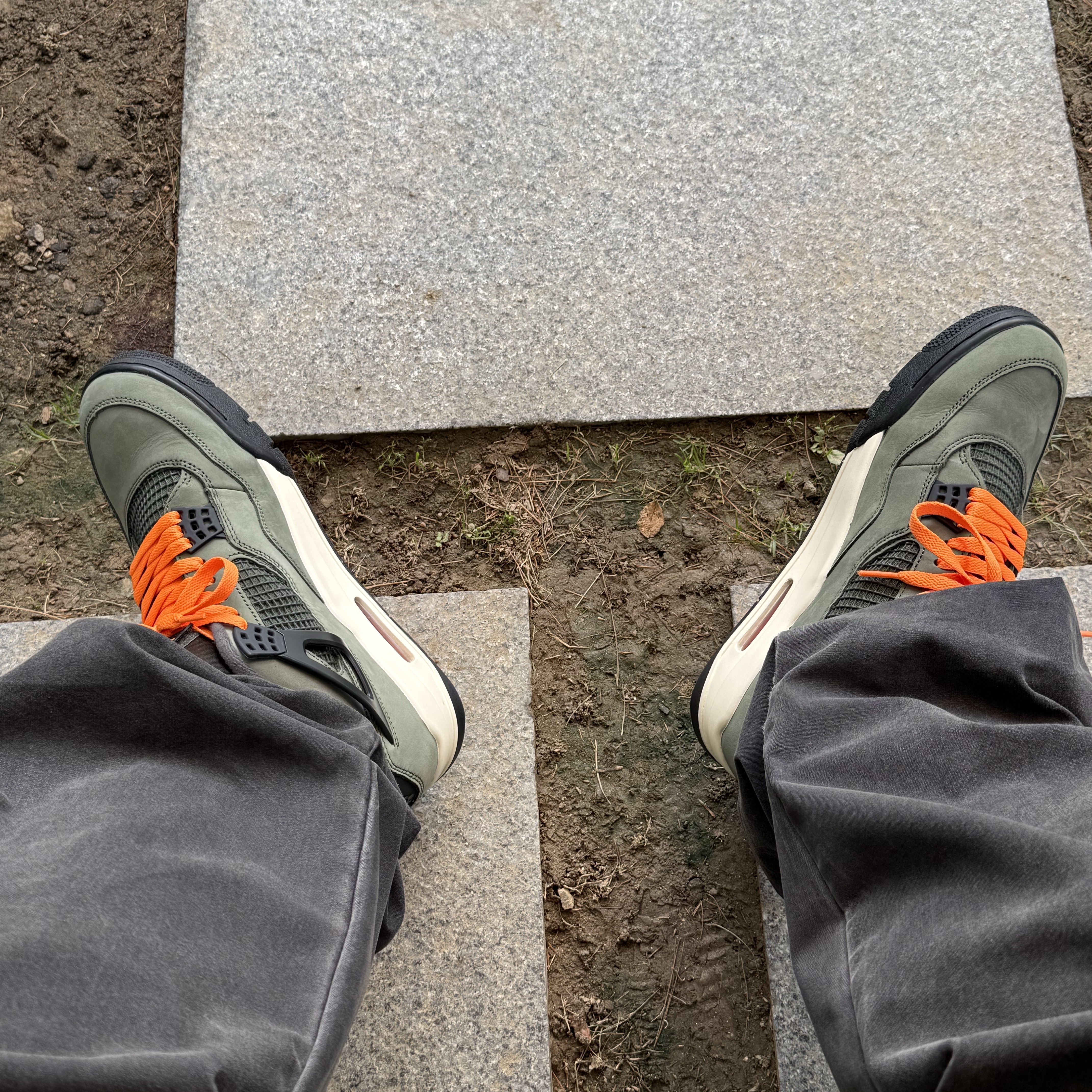 Jordan 4 x Undefeated Retro OG SP Deep Green and Clementine 착용 스타일 - 2