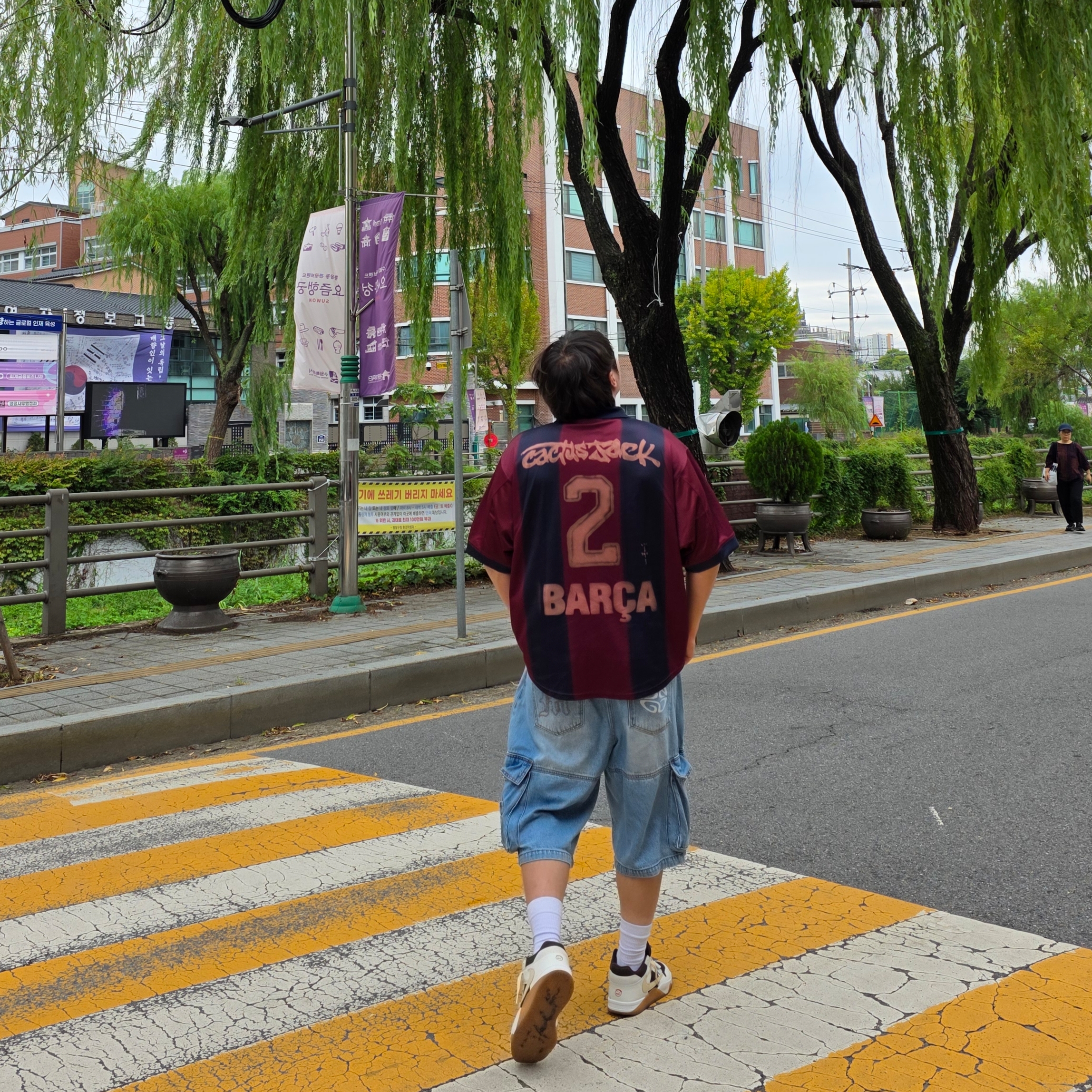 Nike FC Barcelona x Travis Scott Retro 2000/01 Home Skeleton Jersey Multicolor (Non Marking Ver.), Jordan x Travis Scott Jumpman Jack TR Sail and Dark Mocha 착용 스타일 - 1