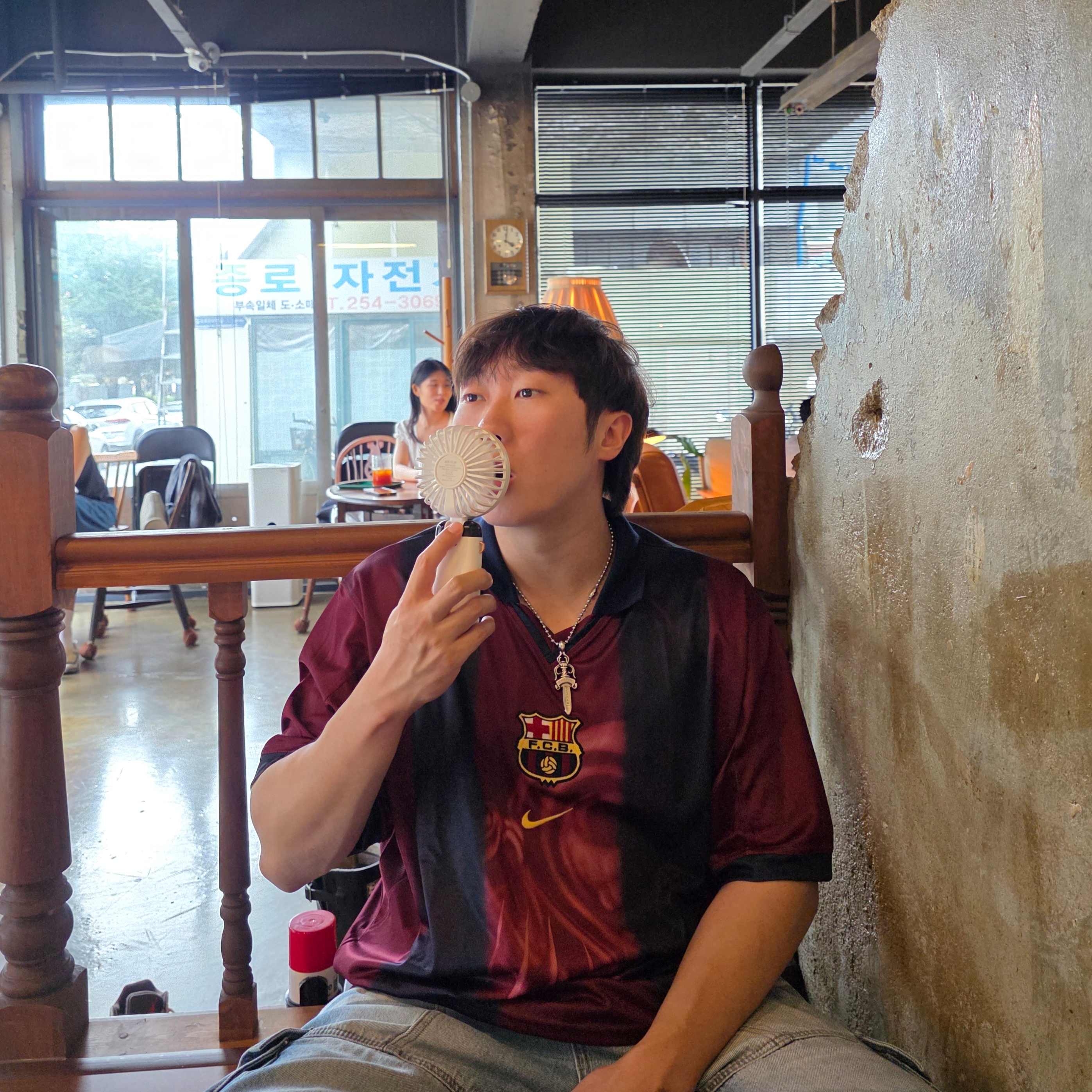 Nike FC Barcelona x Travis Scott Retro 2000/01 Home Skeleton Jersey Multicolor (Non Marking Ver.), Jordan x Travis Scott Jumpman Jack TR Sail and Dark Mocha 착용 스타일 - 2