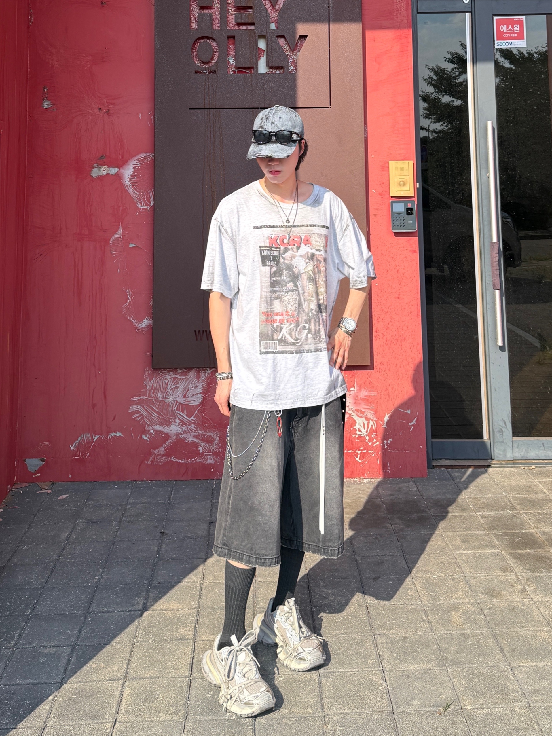 Balenciaga 3XL Sneakers Light Beige, GRAILZ x KOIN SEOUL Magazine T-Shirts Melange Grey 착용 스타일 - 5