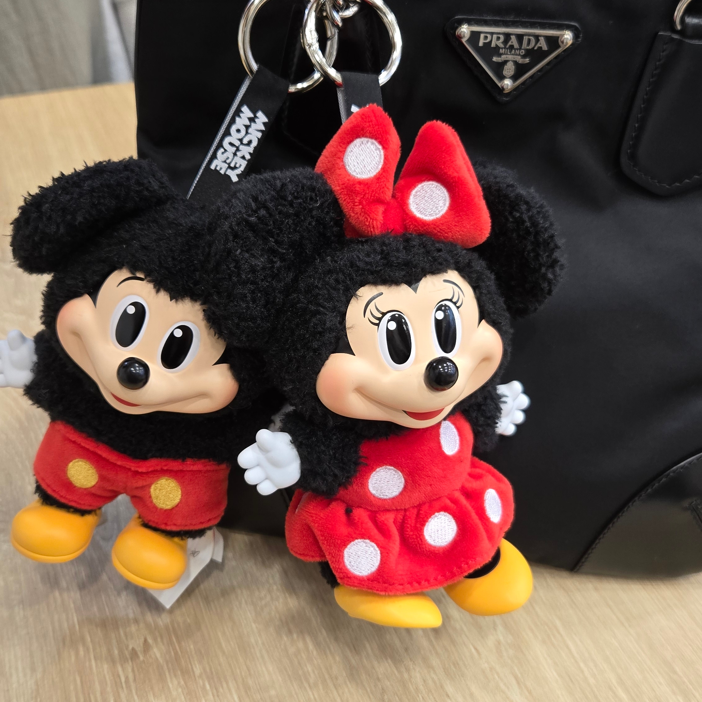 Pop Mart Mickey Family Cute Together Keychain Series Figures Sealed Case (8 Blind Boxes) 착용 스타일