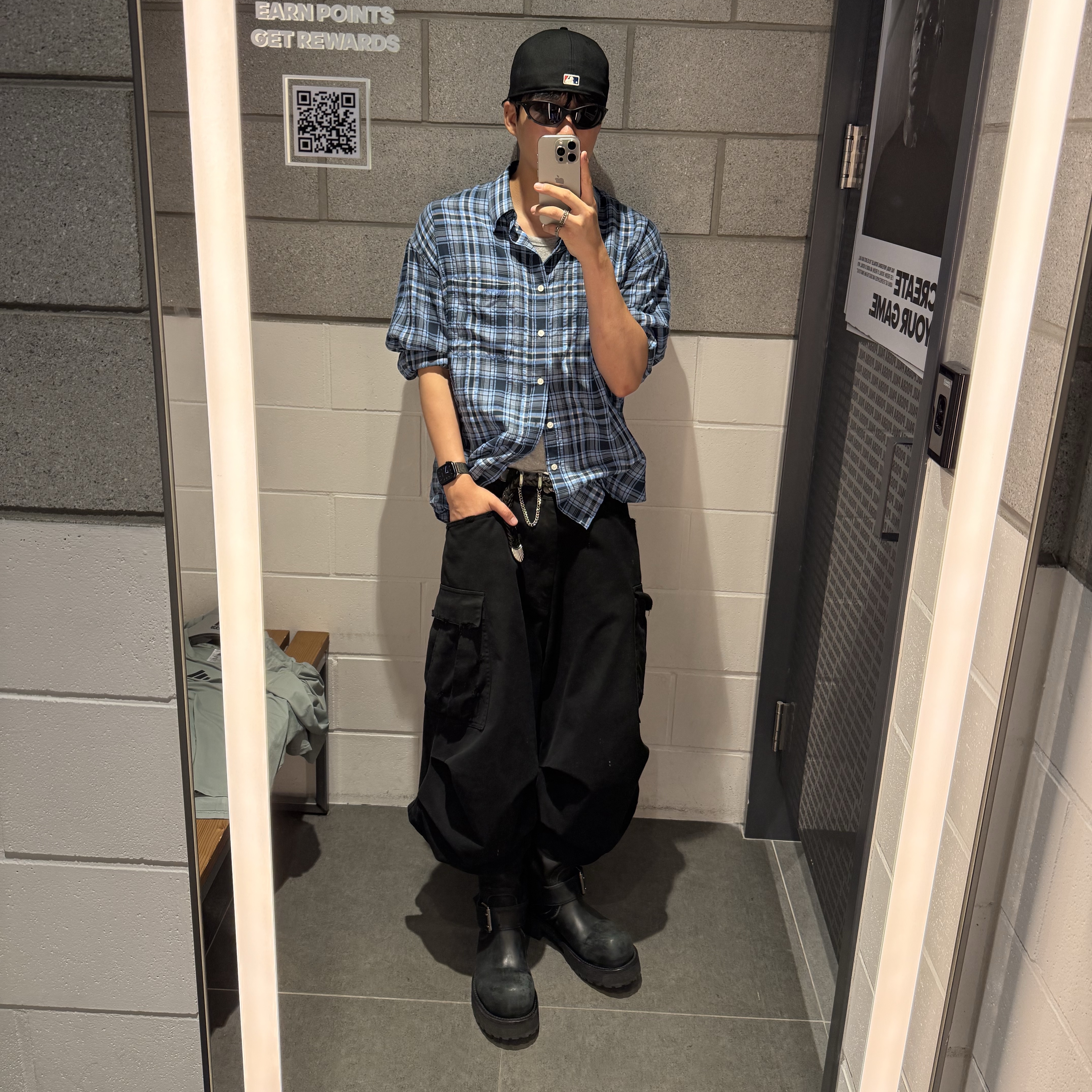 New Era x Fear of God Essentials MLB 59FIFTY Fitted Cap Black, Nonnod Side Cargo Shorts Vintage Black 착용 스타일 - 2